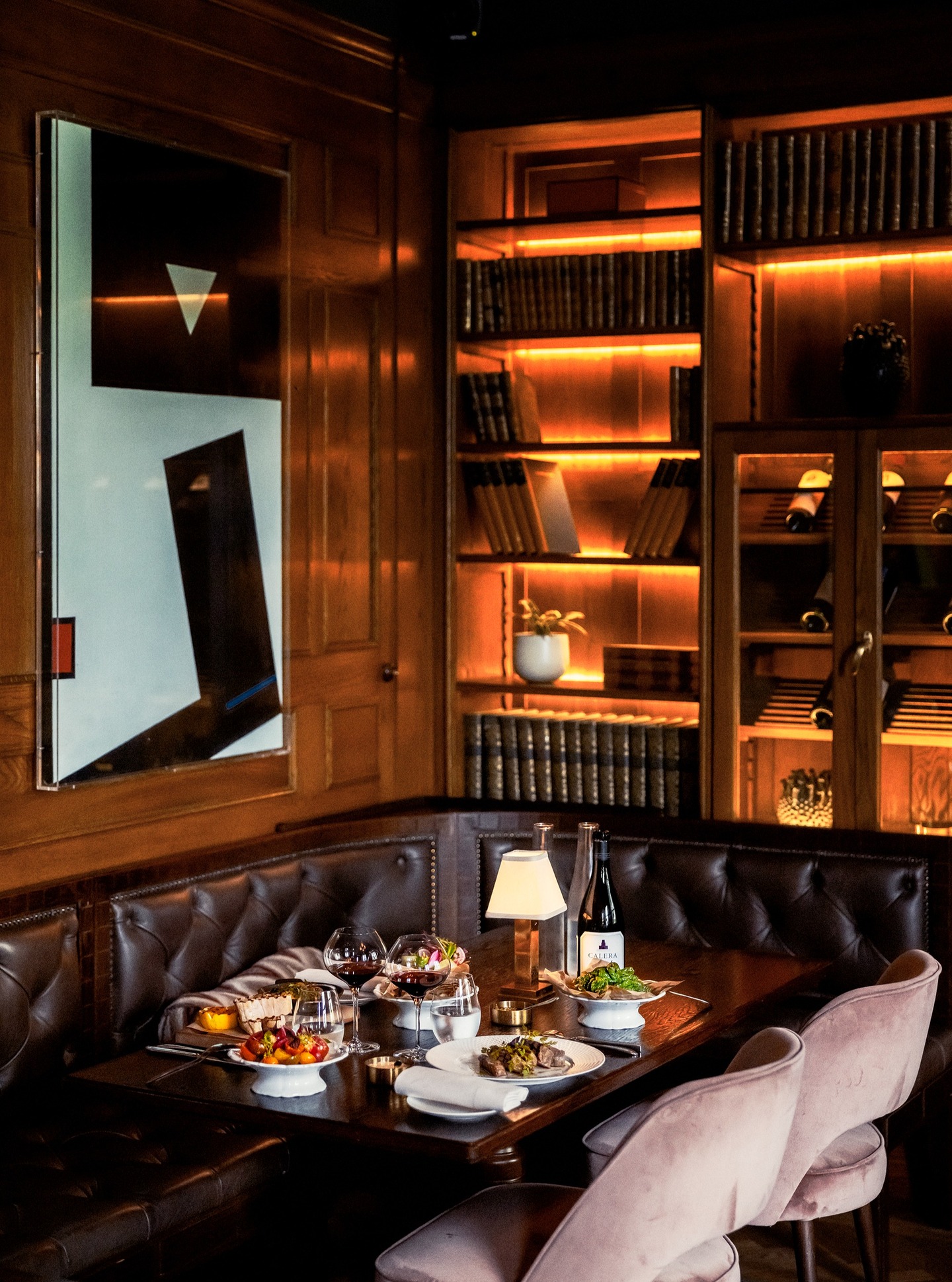 Villa Pauli Dining. Refined yet relaxed.
Seasonal ingredients, crafted cocktails and evenings shared in the warmth of our historic villa by the sea.