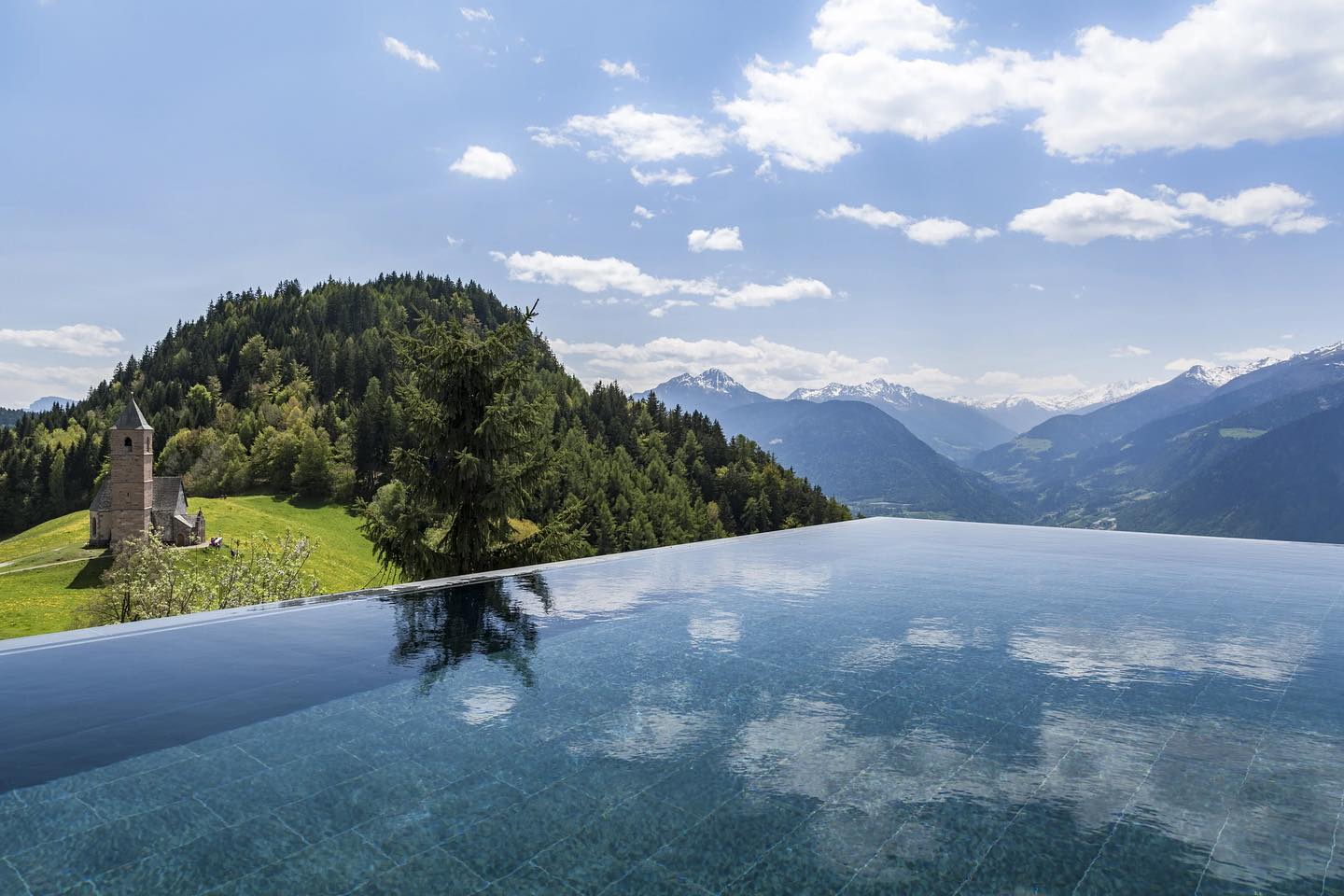 Perched above Merano, Miramonti Boutique Hotel blends Alpine serenity with contemporary design. Sweeping Dolomite views, wellness rituals, forest trails…moments here are an escape into beautiful stillness.
#Miramonti #SouthTyrol #Dolomites #BoutiqueHotel #LuxuryTravel #WellnessRetreat #Italy #ItalyTravel #TravelAdvisor