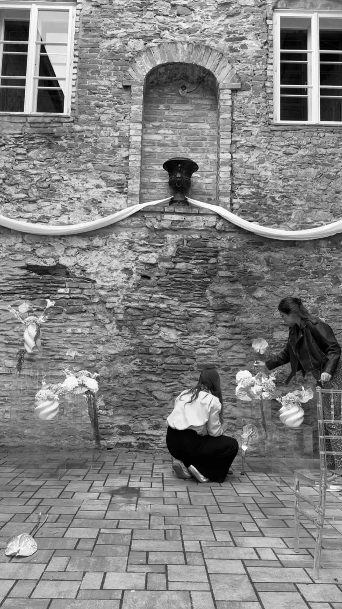 Pamatujete si, jak jsme s vámi sdíleli přípravy den před svatbou? Teď je tu pokračování! Den 2 – dopoledne organizovaný chaos, odpoledne ta nejkrásnější odměna. 🤍