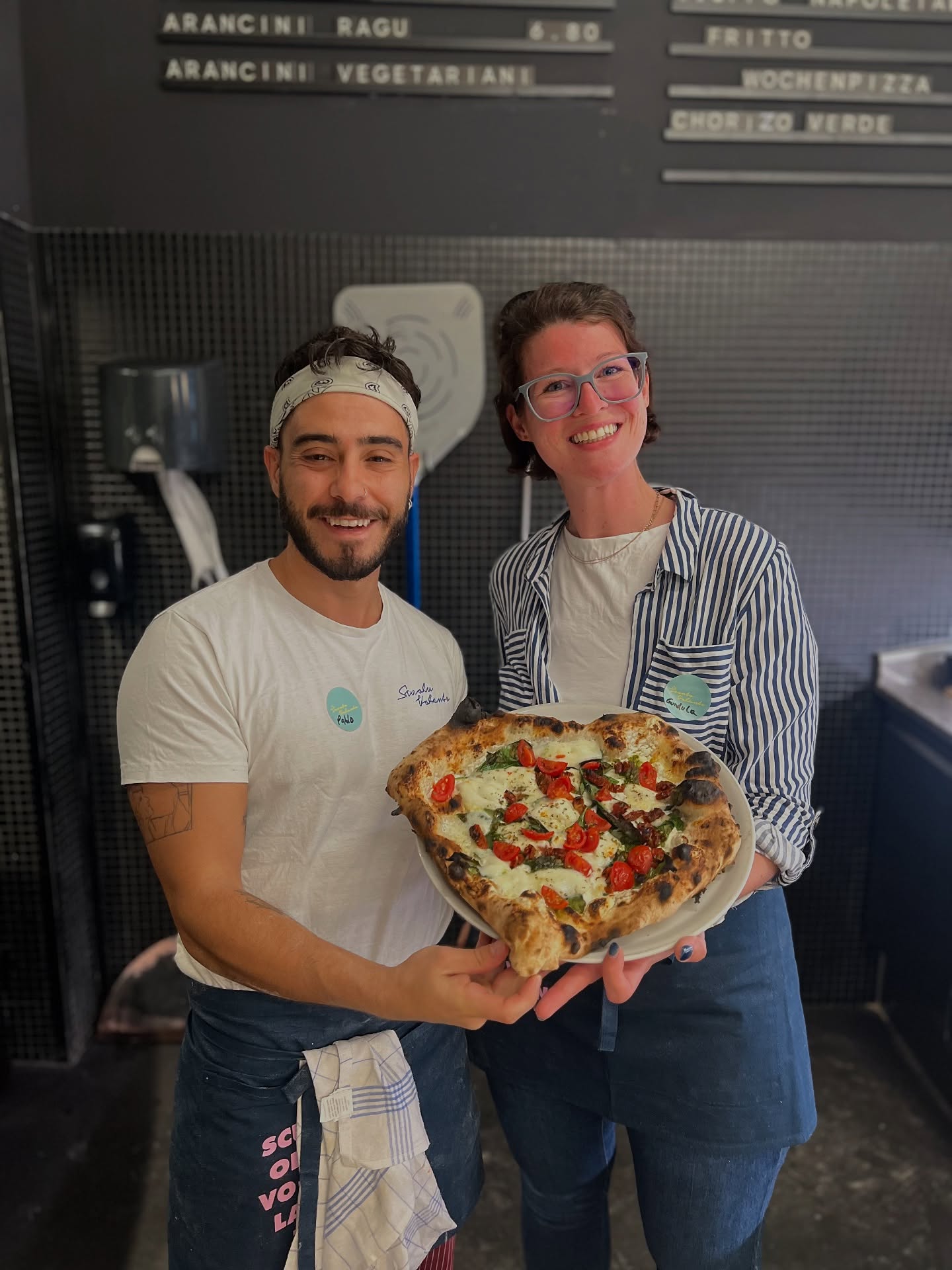 Nothing beats a Jet2Holida… nothing beats a homemade Neapolitan pizza fresh out of the oven at Scuola Volante. 🍕✨
#scuolavolante #pizzaschool #pizza #thepizzaguy #discovolante #prontovolante #wien #vienna #pizzaworkshop #pizzaworkshops #foodie #pizzalovers #cookingschool #pizzatime #pizzaexperience #neapolitanpizza #authenticpizza #homemadepizza #createandbake #fromscratchwithlove