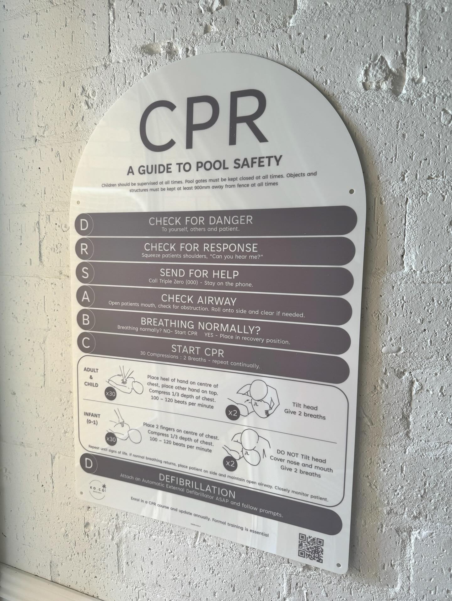Our arch Pebble sign from our value range. Style on a budget 👌 #poolsafety #poolsign #cprsign #outdoorliving #australianmade