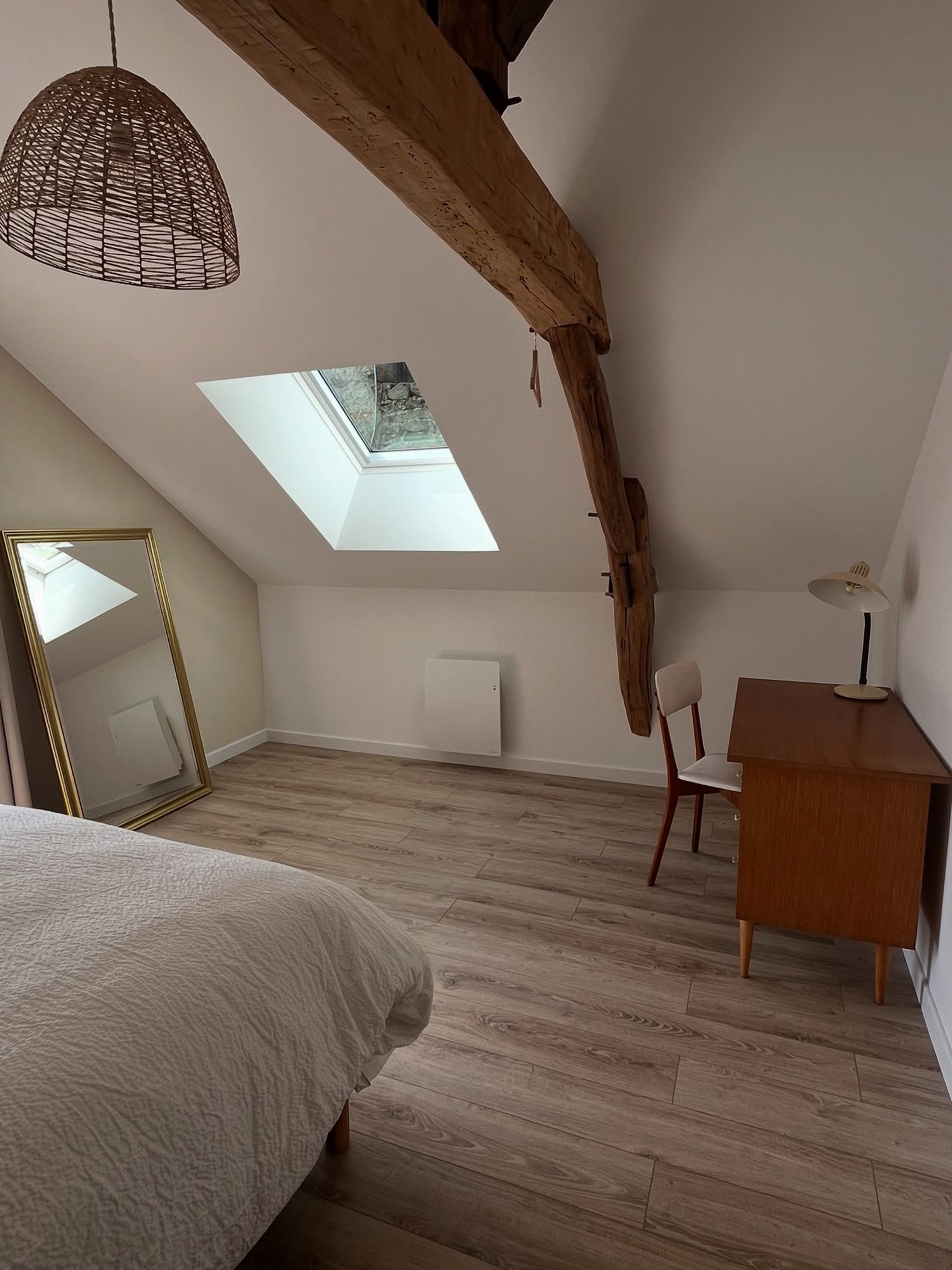Sous les poutres anciennes, la lumière danse. ✨
La grande chambre de la Petite Maison Mima, c’est un mélange de simplicité et de caractère : un bureau vintage chiné, un velux qui ouvre sur le ciel, et cet espace où l’on respire.
Ici, on se réveille doucement, on prend le temps… et parfois, on n’a même pas envie de sortir. 🌿
#MaisonMima #ChambreSousLesToits #gitedecharme #VacancesEnFrance #maisonalacampagne #SéjourEnAnjou #bienvenuechezmoi #literiehautdegamme #dreams #angers #saumur