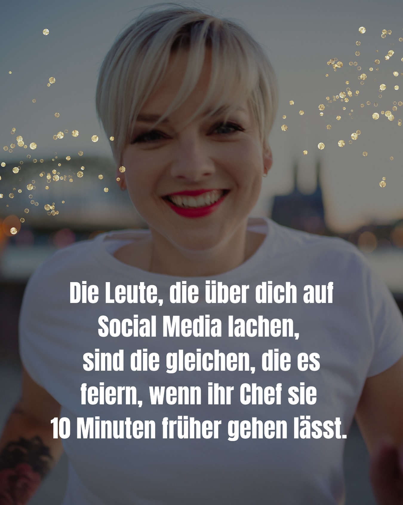 Immer öfter erreichen mich Nachrichten, was hinter meinem Rücken über mich erzählt wird.
Aber wisst ihr was… IST MIR EGAL!!! 😄
Ich setze meinen Fokus nicht auf die, die versuchen das was ich tue schlecht zu machen. Das was ich mir aufbaue!
Sondern auf die, die mich dafür FEIERN. 🙌
Die, die meinen Weg verstehen und einfach weiter denken als von der Wand bis zur Tapete.
Was für mich einzig und allein zählt: Mir geht’s gut und ich feiere mich selbst dafür, dass ich andere Frauen auf dem Weg in ihre Selbstständigkeit begleite. 🧭
Und dazu gehört einfach mehr als die reine Bürokratie… viele versuchen es gar nicht erst, weil sie sich schon vor dem ersten Schritt fürchten. Daher setzt meine Arbeit bei Dir an.
Wenn das Innere aufgeräumt und klar ist, kann’s im außen so richtig los gehen. 🚀
Also happy welcome to my world! 🌎
Und wenns dich stört: Auf Wiedersehen 😉
Danke für die Inspiration: @petri_martina_ 💜✨