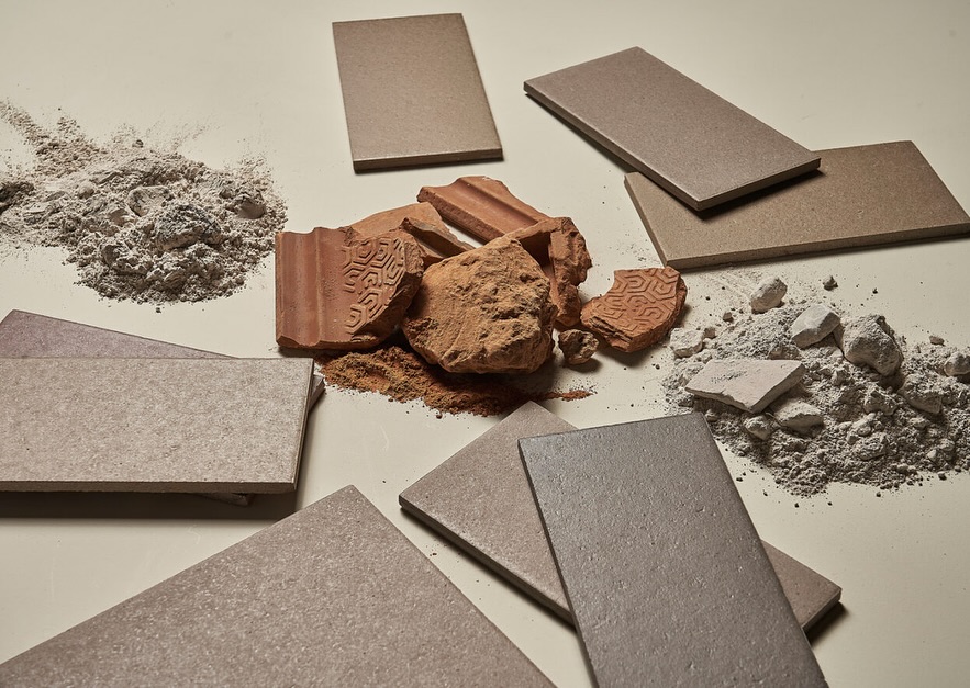 The latest launch in the world of materials is the Skip Tile. @frontmaterials claims it’s the most sustainable ceramic they have made to date.
Front materials (previously Stone Cycling ) in partnership with @alusiduk have reinvented the ceramic tile with a new tile with 51% less Co2 emissions.
This novel innovation uses a dry process that skips the energy-intensive spray drying step in traditional ceramic tile manufacture.
Its also made from 95% waste (transforms post-consumer glass and discarded ceramics) and used 44% less water.
It can be used for interior and exterior walls and floors.
#architecturalmaterials #materialities #recycledceramics #ceramic #upcycledinteriors