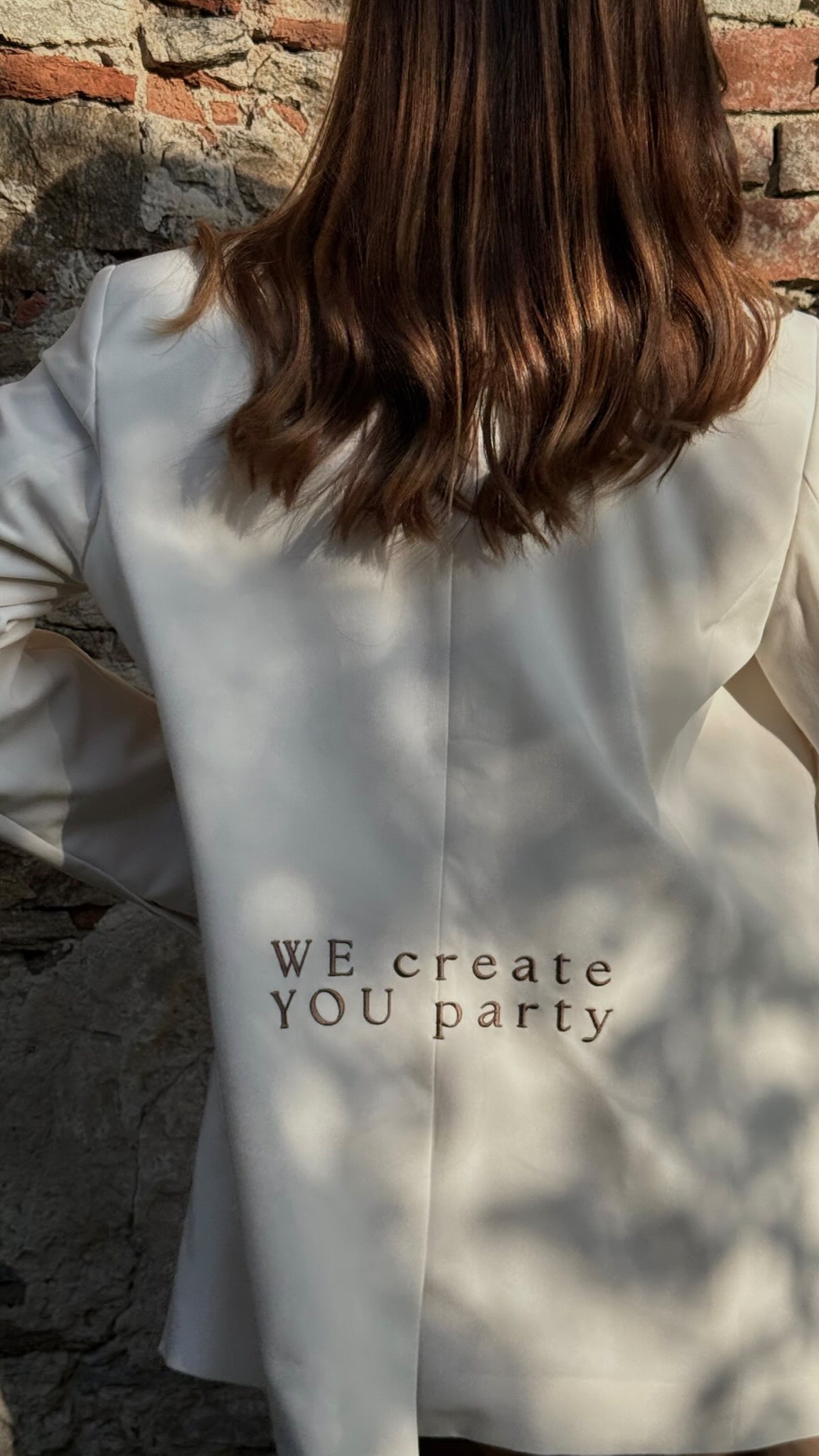 Tak je to tady, naše vlastní uniforma! A jak nás znáte, bez sak by to nešlo. (Jo, milujeme je. 🤎)