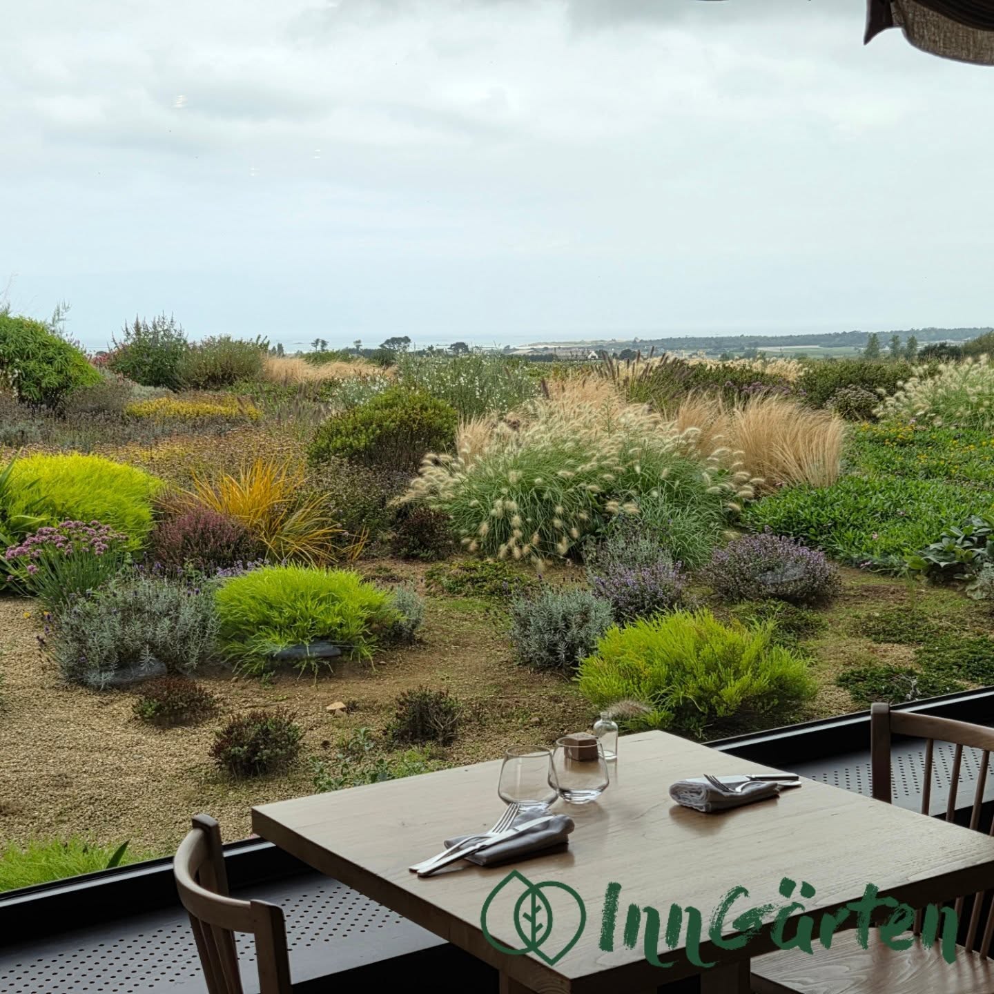 Inspiration Restaurant-Design
Ein Garten, der Atmosphäre schafft und den Genuss begleitet.
www.labutte.fr
www.inngaerten.at
#labutte #inngaerten #galabau #gartenbau #gartendesign #gartenideen #gartenpflege #bepflanzung #pflegeleichtergarten #naturgarten #Staudenbeet #gartengestaltung