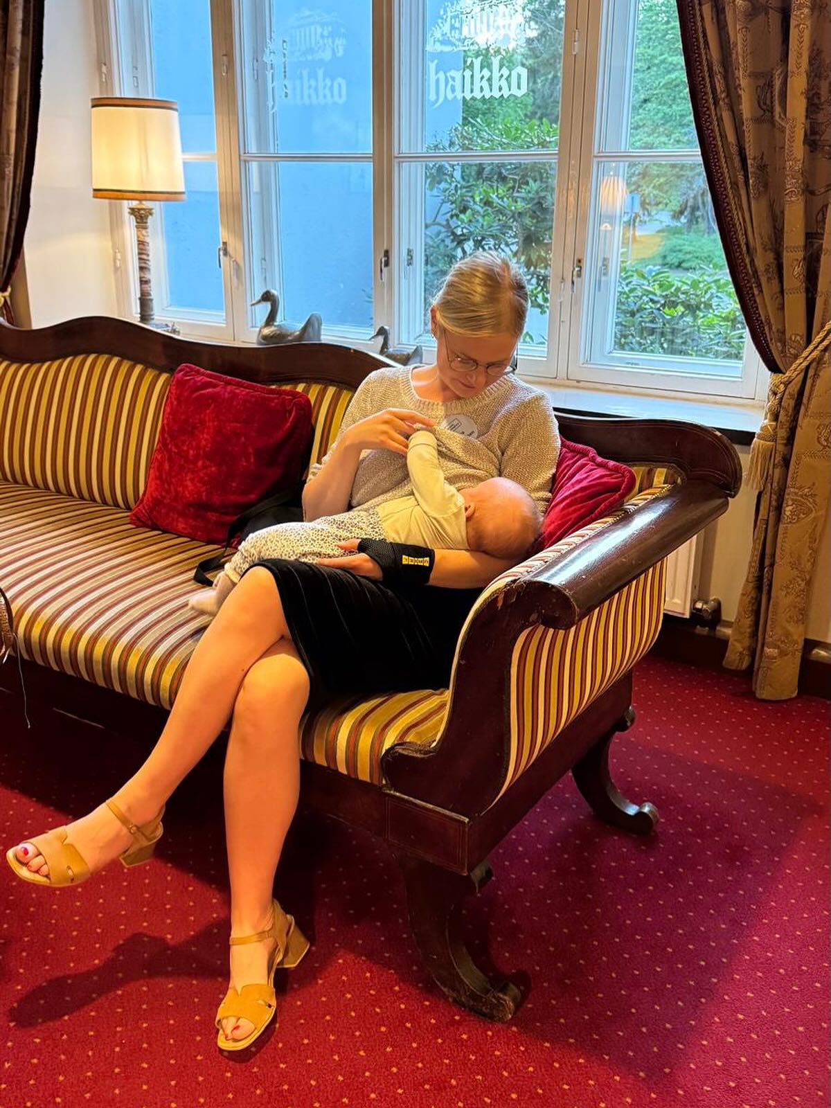 Pitäisikö Helsingin palvelumuotoilla lapsiperheiden palveluita niin, että perheiden olisi entistä helpompi löytää esimerkiksi kulttuuri- ja liikuntapalveluiden pariin ja ne vastaisivat entistä enemmän moninaisten helsinkiläisten perheiden tarpeita? 🤹🏻♀️⛹️♂️👶🏼
Tämä oli yksi ajatus, jota nostin esiin kun politiikan syksy starttasi osaltani Helsingin kulttuuri- ja vapaa-ajan toimialan seminaarilla Haikon kartanossa. Vauveli oli kaverina seminaarissa rakkaan @kaisakarkkainen -siskon lämpimässä hoivassa ja kävi vaan välillä syömässä äidin luona. ❤️🙏🏻
Miksi palvelumuotoilua tarvitaan?
🔎Helsingissä on tarjolla paljon edullisia ja maksuttomia perheille suunnattuja palveluita ja tapahtumia. Monien perheiden kokemus kuitenkin on, että näitä tapahtumia on vaikea löytää. @pientenhelsinki tekee hyvää työtä, mutta parannettavaa palveluista viestinnässä riittää ja kaupungin toimia tarvitaan.
👩🏽🍼Monilla helsinkiläisillä pikkulapsiperheillä voimavarat ovat tiukilla tukiverkkojen puuttuessa ja palveluiden helppo saavutettavuus on siksi ydinkysymys. On tärkeää, että kaupunki pystyy tavoittamaan palveluillaan moninaiset perheet yksinhuoltajista mielenterveyskuntoutujiin ja maahanmuuttajaperheisiin.
📚🎬📊Perheiden palveluiden lisäksi nostin esiin mm. kirjastojen kehittämiseen, luovien alojen kasvuun sekä tietopohjaiseen päätöksentekoon liittyviä teemoja, joita pidin esillä myös kampanjassani. Oli hienoa huomata, että teemat resonoivat myös muissa osanottajissa ja osa löytyy myös uudesta kaupunkistrategiasta.
🗯️ Minuun saa jatkossakin olla yhteydessä kulttuuri- ja vapaa-ajanpalveluiden kehittämisen osalta - vien mielellään ideoitanne ja kysymyksiänne eteenpäin!
#helsinki @helsinginkeskusta #perheet