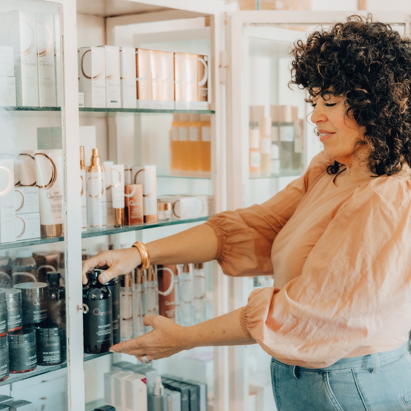 We’re heading to Newport Beach this weekend for the Osmosis Skincare Event! ✨
Two days of expert education, the latest product innovations, and skincare science. All so we can bring the very best back to YOU.
Follow along here for behind-the-scenes updates, sneak peeks, and a look at what’s next for your skin. OR
Have skincare questions you want us to ask the Osmosis team? Drop them below ⬇️
#osmosisskincare
#dermabellaskinstudio
#skinwellness #skineducation