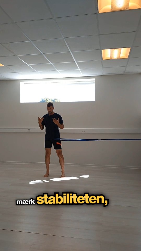 Når vi arbejder med vores brystkasse, bliver vi nød til at kigge på vores hofte position. De 2 dele hænger sammen 🙌
Vi kan ikke rette den ene uden den anden !
💡 Så hvordan kan vi begynde at arbejde med vores hofte position ?
✅ Ved først at finde ud af, hvor hen vores hofte bækken er skubbet. Lige nu ser vi på det "frontale bevægelses plan" så til siderne.
Det er ofte også drejet i det "transverse plan"
I forhold til det "sagitale plan" har jeg lavet en video før.
Når du ved hvilken position du har i dit bækken, kan du begynde at arbejde med den øvelse 🦴
Din giver dig !
Bedre kropsbevidsthed 🧘
En mere stabil, dynamisk og bedre position 🌬️
Større rotations kapacitet 🔄
Bedre krops positionering 💪
Færre gener og symptomer ✨
Bedre kraftoverførsel - muskel aktivering 🏃
🎥 Følg instruktionerne i videoen.
⚡ Brug øvelsen som beskrevet, inden du går i gang med dine andre øvelser.
👉 Har du brug for hjælp ? Prøvet mange forskellige tiltag og intent har hjulpet indtil videre.
Smid mig en besked, så giver jeg dig mit take på din situation.
#biomekanik #funktioneltræning #hofte #bækken #smertefri #holisticcoaching #århus #rotation #performance #balance #københavn #nervesystemet #stabilitet #bevægelse #viralreels