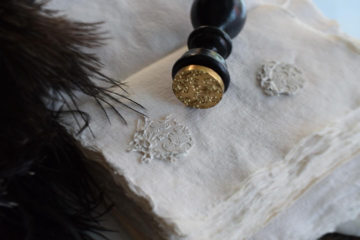 🐦⬛🐦⬛🐦⬛
culture class ― 序章 blanc
フランス18〜19世紀の家具・建具・オブジェを修復する
アトリエにて行われる特別講座です。
古き白と黒の色調に包まれた静謐な工房において、
美術的な空気を感じながら制作をお愉しみいただきます。
当日は、黒・白・灰色の服装でご参加ください。
▪️ 内容
・白く乾いた石膏を思わせる質感の封蝋制作
・スタンプヘッドデザイン
(テンプレートをご用意していますが、
手書き文字や希望の図案がある場合は「白い紙に黒インク」
でご持参ください)
※完成後、ご自宅に郵送(納期:約1.5ヶ月)
▪️ 作成できるスタンプの仕様について
素材:真鍮(ゴールドカラー)
サイズ:10mm〜60mmの範囲
彫刻の階層:2層まで彫刻の深さを調整することができます
形状:自由(ラウンド、スクエア、オーバル、アーチ、ダブルアーチ、手書きの形)
納期:1.5ヶ月程度、ご自宅に配送いたします。
追加のスタンプ制作について
ワークショップの時間内でしたら、
ヘッド部分を追加料金6,600円にてお作りいたします。
▪️特典
・専用道具一式(白麻箱入り)
※スタンプハンドルは Galerie Française et JBAdeV 特製
・ダマスク柄のスタンプヘッド(非売品)
スプーン、両面シール、ワックス材料、ラッピングアイテム、キャンドル、ウォーマーなどが専用道具一式の中に含まれます。
※当日お渡しするテンプレートはお持ち帰りいただけません。
▪️ 日時・会場
2025年9月21日(日)
第一部 10:00-13:00
第二部 14:00-17:00
Galerie Française et JBAdeV
(東京都目黒区自由が丘2-8-10)
▪️ 受講料
12,800円(税込)
▪️定員
各6名
現在 満席につき、
キャンセル待ちのみ受け付けています
▪️ お申込み方法
@galeriefrancaise_et_jbadev HP「culture class」ページより
お申込みください。
ご不明な点は @Libertycalligraphy のDMでも承ります。