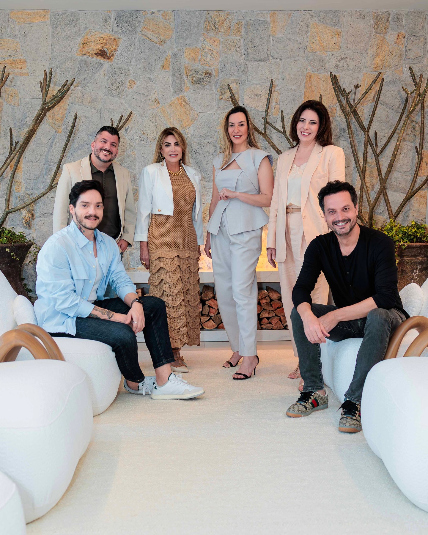 ✨ No terceiro dia da DW! Tour Balneário Camboriú, o CasaHall foi palco de experiências que uniram design, arte e inspiração.
A programação contou com o talk “Chaves para 2027” na Breton com Karol Suguikawa, o DW! Talks BC 04 sobre DNA de projeto: interiores, sustentabilidade e produção de ambientes, além do talk “Presença, Poesia e Pertencimento” e o workshop floral na Organne.
Na JN Zaffiri, os visitantes puderam vivenciar a mostra “Essência e Sentido” e a experiência “Relaxe a Mente”. Já a Sierra Móveis recebeu a designer Marta Manente para o talk “Design e Vinho”.
A Pormade inaugurou seu novo showroom, em uma noite marcada também por uma performance de balé, e o dia se encerrou com o vernissage da Cosmos Galeria de Arte.
Mais um giro de encontros e criatividade no CasaHall 🚀
📸 @abdalaprodutora