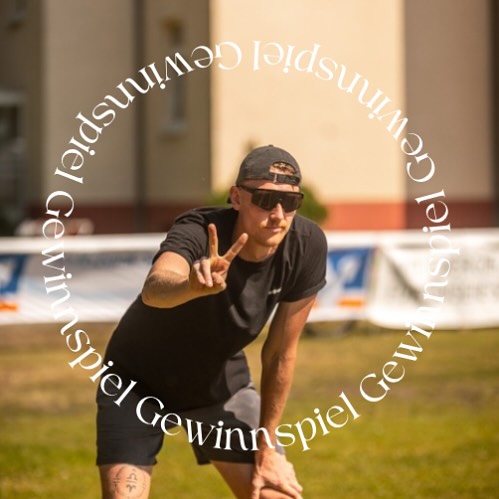 GEWINNSPIEL
Was lange währt, wird endlich gut!
Lange musstet ihr auf diesen Post warten, aber wir hoffen, es hat sich gelohnt.
Gewinn:
• euer gesamtes Team muss im nächsten Jahr nur 10€ statt 15€ pro Person für das Hauptturnier zahlen 🎉 (Bei 6 Spieler*innen sind es also 60€ statt 90€)
Gewinnspielbedingungen:
• postet ein Bild von euch im Alltag (beim Einkaufen, beim Sport oder im Urlaub etc.) mit einem Volleympics-Shirt in der Story! 💁🏻♀️
• werdet gerne kreativ! 👨🏼🎨
• vergesst nicht @volleympics zu markieren, damit wir die Bilder auch sehen! (Bei privaten Konten: Schickt uns einen Screenshot per DM) 🏐
• lasst ein bisschen Liebe auf unserem Account da! ♥️
• Einsendeschluss: 05.09.2025
Wir losen den*die Gewinner*in am 07.09.2025 um 18:00 Uhr aus.
*dieses Gewinnspiel steht in keiner Verbindung zu Instagram