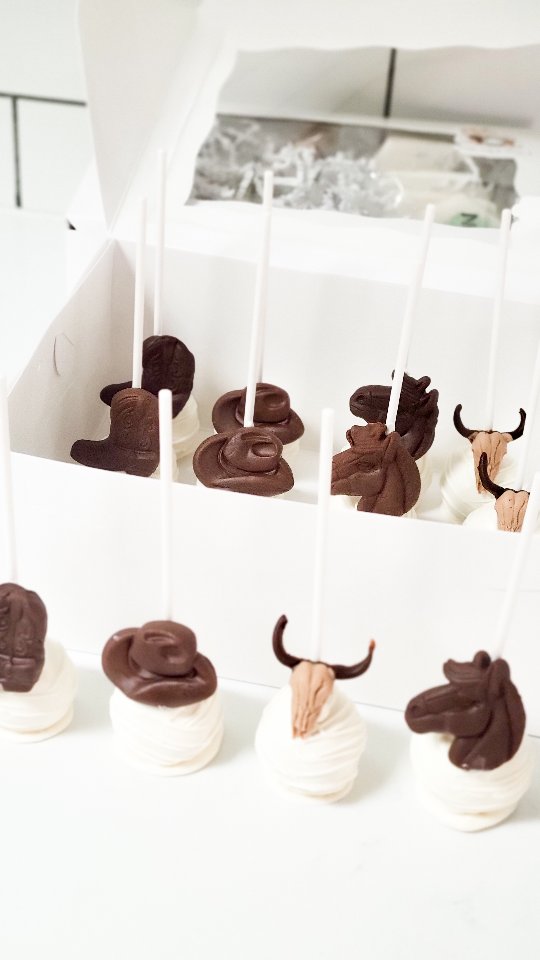 The exciting days of westward expansion and cattle drives might be long gone, but the cowboy spirit lives on. Do you have the country spirit?
.
#cowboy #cowboys#cowboycakepop#western #cakepops#cakepoplady #cakepopstagram#cakepopdecorating #party #desserttable #hostessgift #localbaker#palmharbor#safetyharbor#tarponsprings#dunedin#clearwater#tampa