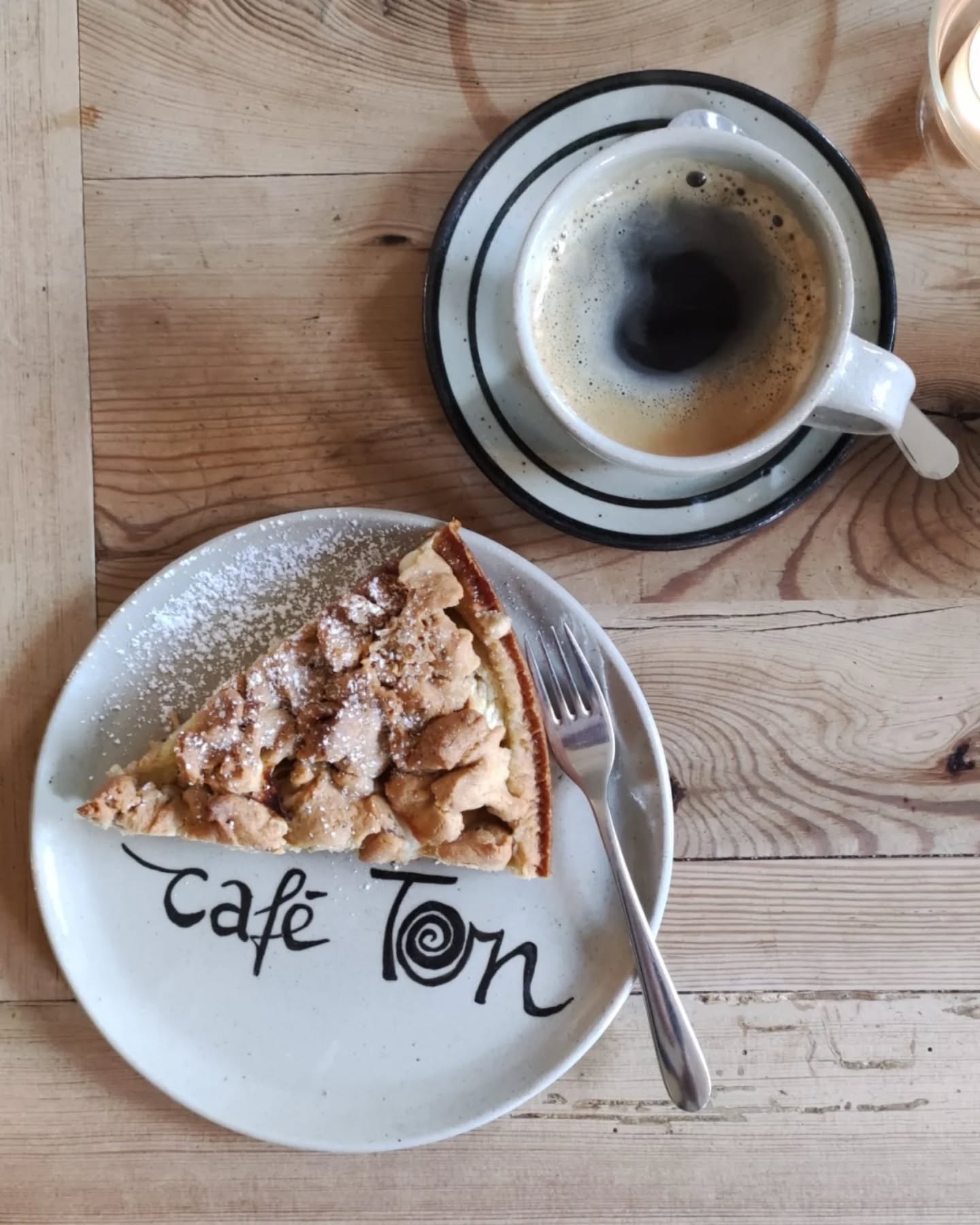 🍎 Apfel-Streusel
❤️ Bei uns im café Ton gibt es jedes Wochenende ein wechselndes Angebot hausgebackener Kuchen und besten Barista-Kaffee!
☕ Die Öffnungszeiten & Veranstaltungen für den laufenden Monat findet Ihr
im Highlight "Aktuelles" hier auf Instagram und auf unserer website (link in der Bio).
Wir freuen uns auf euch! ❤️
#caféton #fabrikschleichach #keramikwerkstatt
#kaffeeliebe #kaffee #barista
#kuchenliebe #kuchen