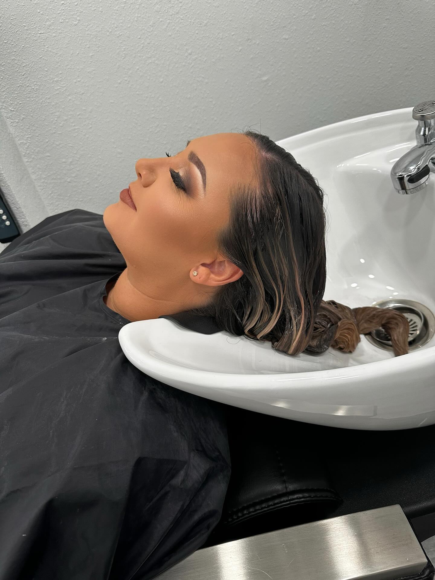 Full face while getting a shampooโฆ why not?! ๐
We took advantage of this appointment and completed her bridal glimpse and hair color in one!
.
.
.
#mua #tampamua #tampamakeupartist #glam #floridasalon #hairshampoo #tampasalon