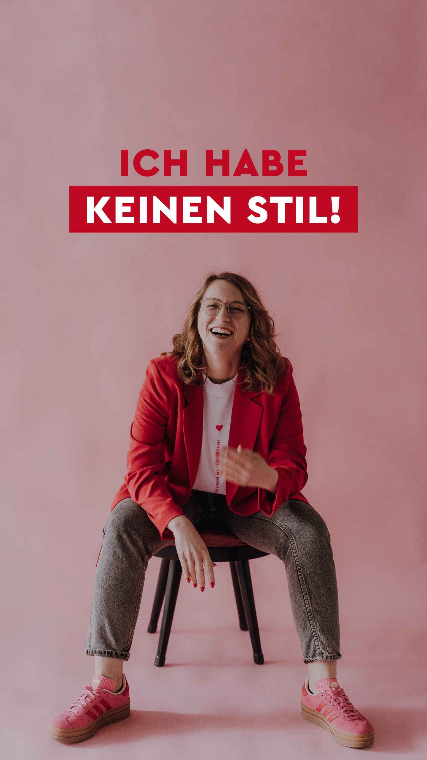 „Ich hab keinen Stil.“ Ein Satz, der für viele erstmal widersprüchlich klingt – vor allem, wenn man Design macht.
Aber genau darin liegt mein Ansatz:
Ich will keine Marken erschaffen, die nach mir aussehen.
Ich will Marken entwickeln, die nach D I R aussehen.
Wenn du dich in deinem Branding nicht wiedererkennst, liegt’s vielleicht daran, dass sich deine letzte Designerin selbst verwirklichen wollte.
Mein Stil ist, keinen zu haben. Nicht, weil ich keinen Anspruch habe – sondern weil ich mich ganz auf dich konzentriere. Ich höre hin. Ich frage nach. Ich denke mit. Und dann entwickle ich ein Design, das zu dir passt. Zu deinem Angebot. Zu deiner Haltung. Kein Abklatsch. Kein Trend von gestern. Sondern D E I N E Marke – sichtbar, ehrlich und absolut unverwechselbar.
Also, ja: „Ich hab keinen Stil.“
Und genau deshalb passt dein Branding am Ende zu D I R – nicht zu M I R.
Wenn du also willst, dass dein Branding D I C H zeigt – dann sollten wir reden! 💌
#zeitfüreinenmutausbruch #bleibmutig
📸 @ablichten_fotografie