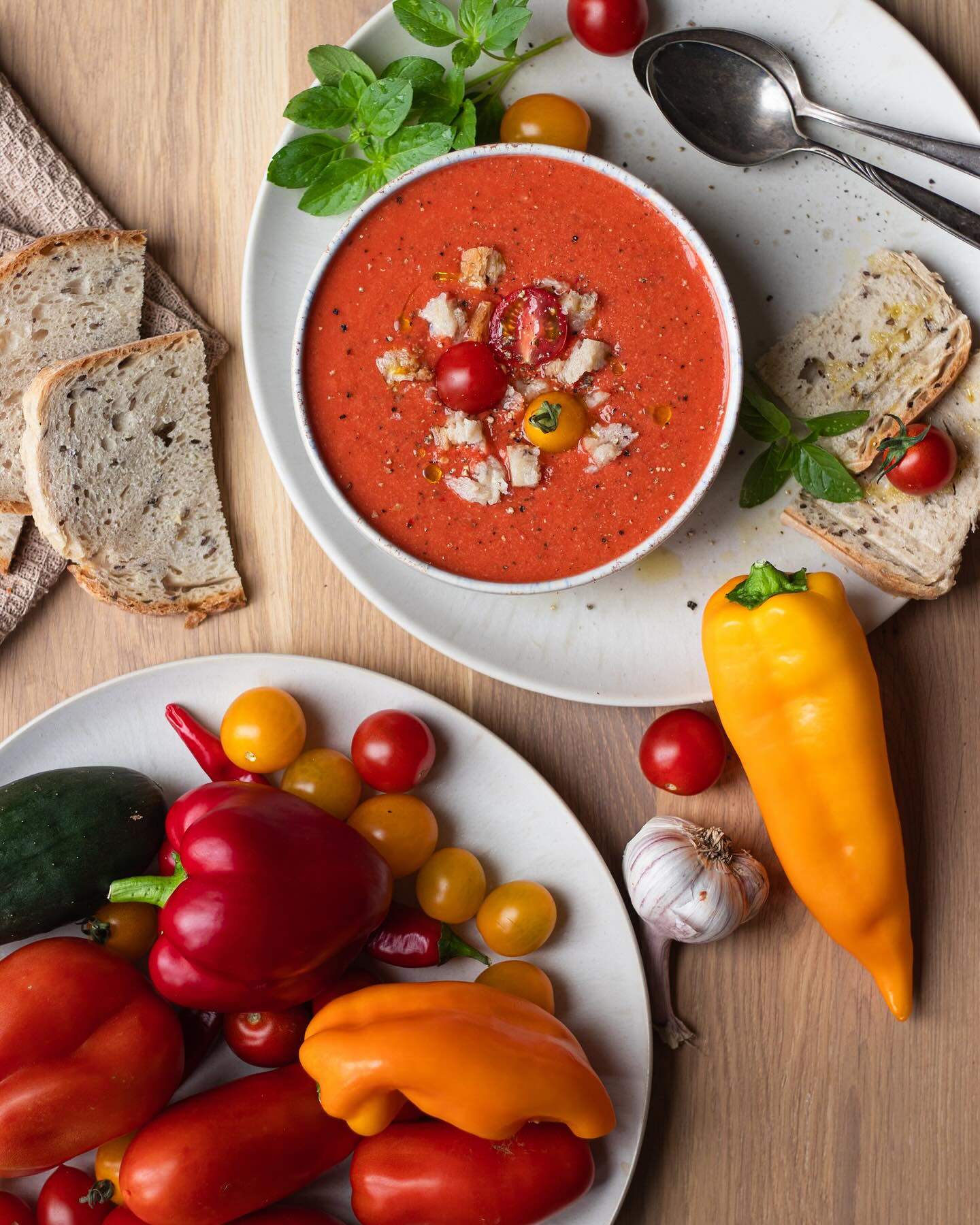 Auch wenn heute die Temperaturen nicht so sommerlich sind, möchte ich euch noch eine weitere tolle Rezeptidee zeigen rund um Tomaten, Paprika und Gurken. Eine feine aromatische kalte Gemüsesuppe, die auch als Gazpacho bekannt ist und rein aus rohen Zutaten hergestellt wird. Schaut selbst, sie ist sehr einfach und schnell zubereitet und eine tolle Idee besonders an warmen Sommertagen. #gazpacho #suppe #gemuesesuppe #kochen #suppenkasper #suppe #tomate #paprika #gurke #hofladenlang #sommerküche #sommer #foodlover #foodfotografie #rezeptidee #wintersweiler #hofladen #kandern #karsau #weilamrhein #schwörstadt #rheinfelden #basel #lörrach #wochenmarkt #wochenmarktlörrach