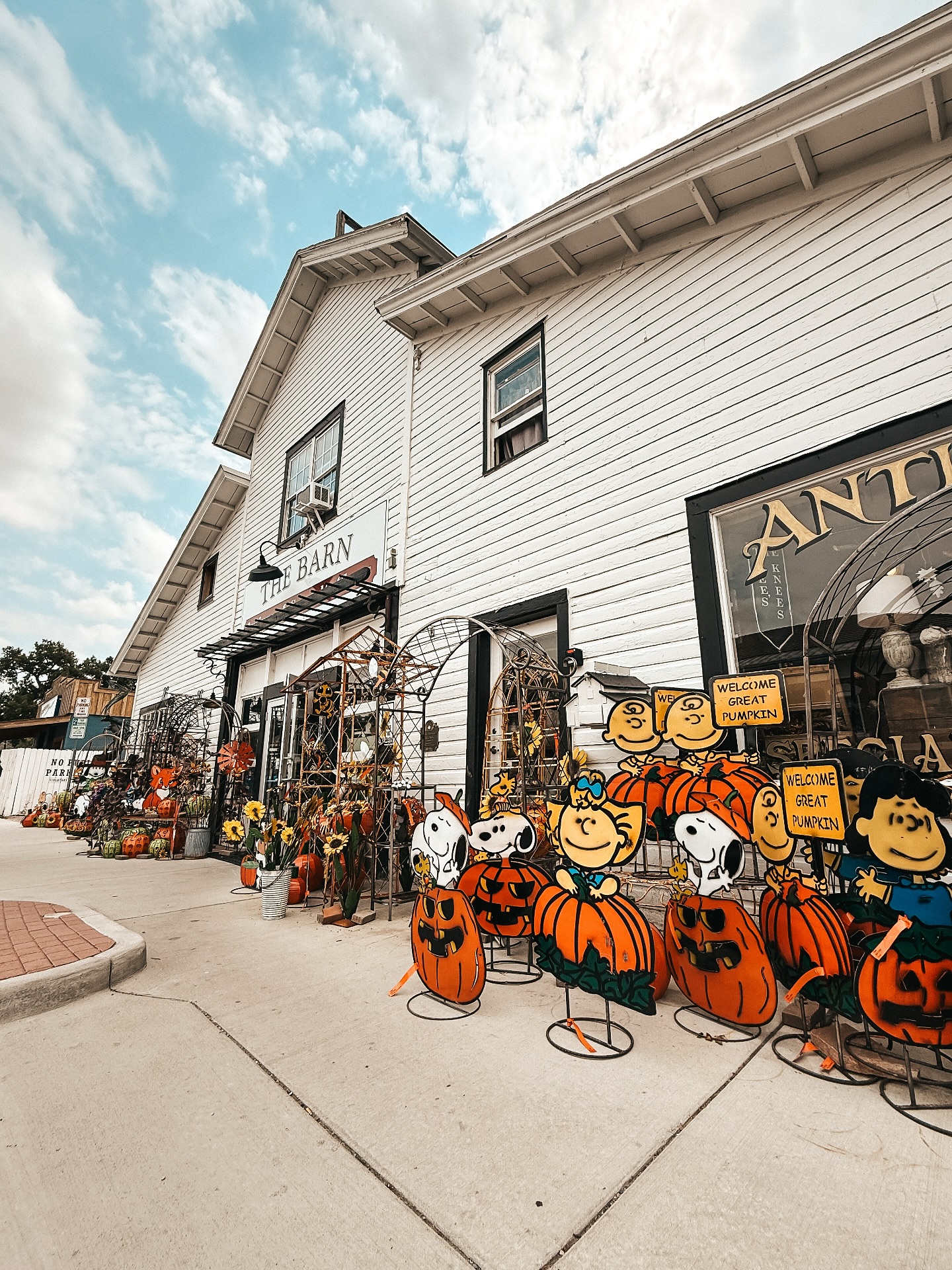 Fall vibes are out there with this cool weather 🍂 it’s a great day to walk, eat, and shop around our beautiful downtown !
📍The Barn in Castle Rock, CO
@thebarncastlerock