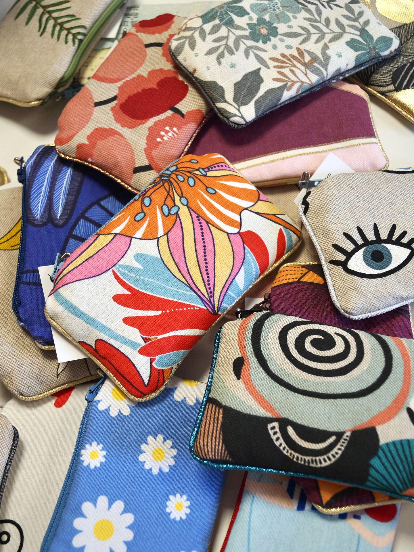 Il y a deux semaines j’ai cousu une quarantaine de porte-monnaies à motifs pour refaire le plein de petits accessoires colorés 🌸 Comme toujours, ils sont cousus dans les chutes de tissus de mes coussins ! Et ils sont disponibles dans deux merveilleuses boutiques : @unmondedeblonde à Rouillé et @lechouettemarket à La Flotte ☀️
#blondeetlesfringues #créatricefrançaise #créatriceethique #handmade #faitmain #moderesponsable #poitiers #niort #rouillé #laflotte #ilederė #accessoiresfaitsmain #unmondedeblonde #modeupcyclée #upcycling
