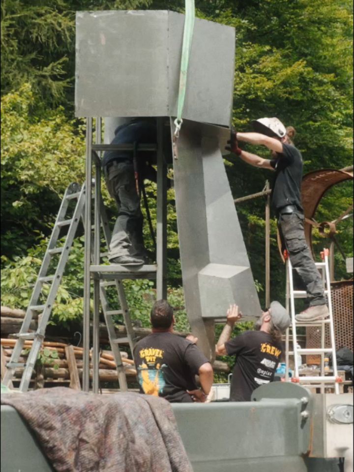 🗿🔥 ER IST ERWACHT. 🔥🗿
Mit Feuer, Stahl und purer Muskelkraft haben unsere Jungs aus der Infrastrukturgruppe das Unmögliche möglich gemacht:
Ein Moai aus Metall – geschmiedet wie aus einer vergessenen Welt.
Jetzt thront er über dem Kies – stumm, massiv, bereit für das, was kommt.
🎥 Das Video? Kein CGI. Kein Green Screen. Nur Schweiß, Staub, Wahnsinn und eine grosse Menge @mitchproductions.ch
🏜️ GRAVEL PIT FESTIVAL –
Mad Max trifft Metal-Monument. Die Grube bebt bald.
📲 Teilt das Video, markiert eure Crew und fragt euch:
Was passiert, wenn dieser Koloss die ersten Gitarrenriffs spürt?
#GravelPitFestival #GPF2025 #MoaiOfMetal #KiesgrubeSchüpfen #RockInDerGrube #MadMaxVibes #StahlStaubSturm #PostapokalyptischerRock #Rockmusic #Schuepfen #Gravelpit #Festival #Biel #Bern #Solothurn #LautStaubigLegendär
