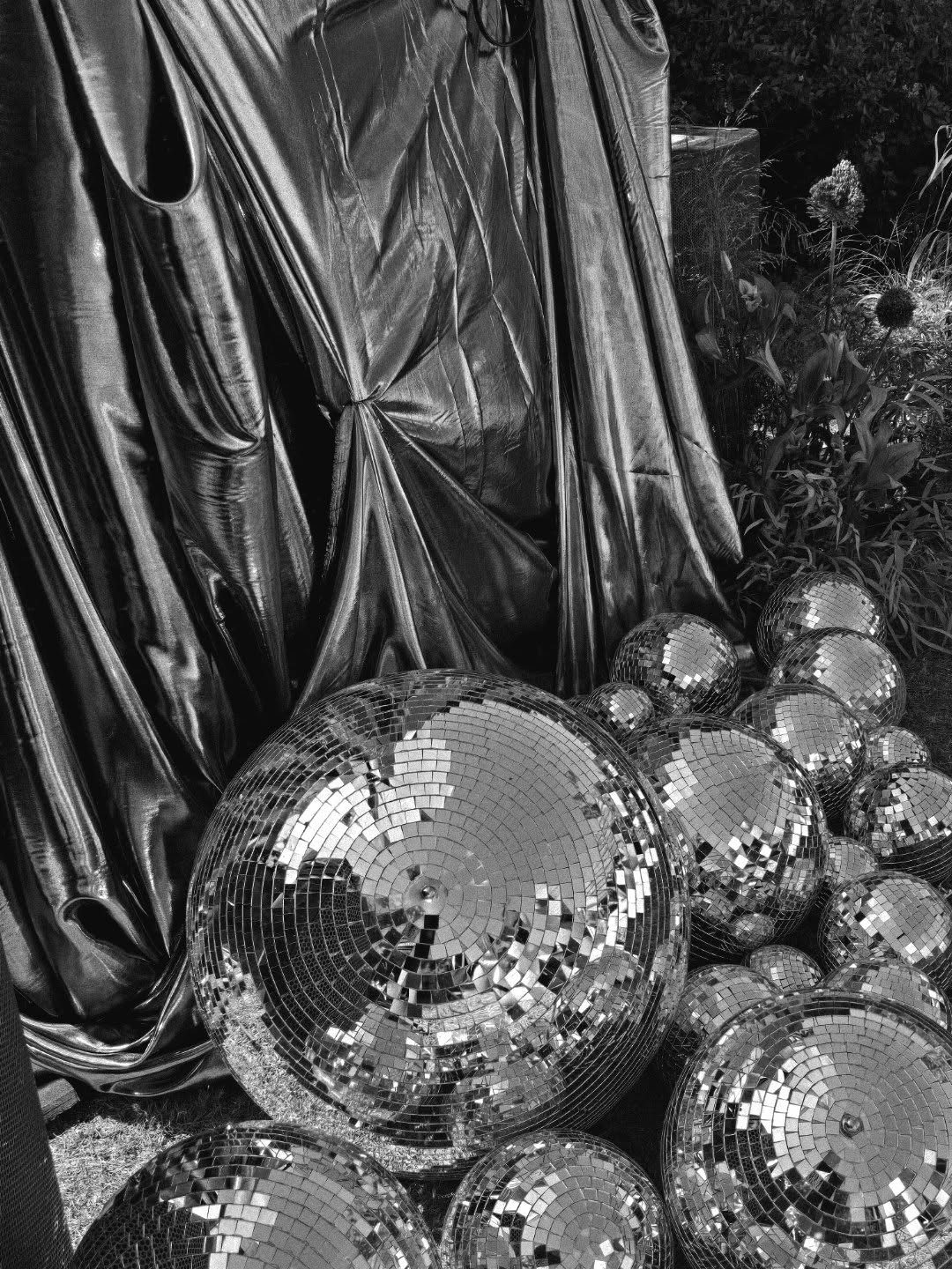 BIG SHINY DISCO BALLS!
Give a girl some disco balls, add some shim, shimmer for her to play with, and she'll create you a DJ Booth to dance around till your heart is full and your feet are thumping!
Sneaky snippets from THE pool party of the century last week for @olliehuntstagram_
& @josephobrien_
at @bredonmanor .
They had the weddings of all weddings on the Saturday, but still turned it all up, up, up on the Sunday with all kinds of incredible entertainment and pool side shenanigans.
X