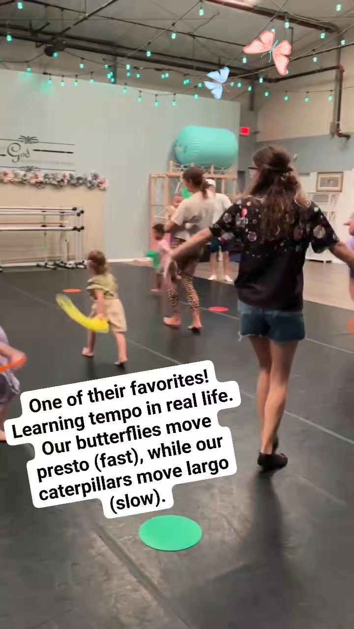 One of the songs we use to teach some key tempo words: largo -slow and presto -fast. By using scarves and movement with our song, the kids are learning through play!
#musicwithmissbeth #MusicMagic #musicmagicclass #musicfortoddlers #musicforbabies #earlyeducatıon #okaloosafl