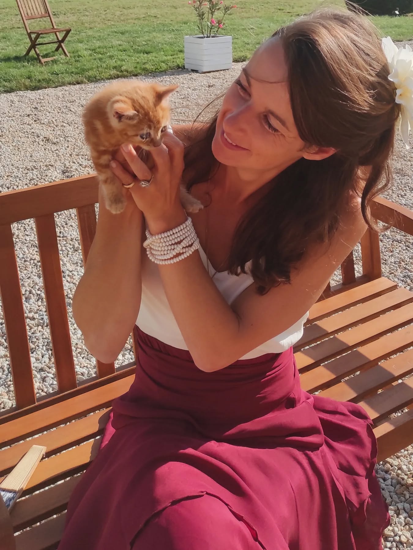 ❇️🔸Vacances!🔸❇️
Parler de mon projet pour les lieux de soin , de la location florale, de mes bouquets de mariée aussi, traverser plusieurs fois la France parce que la famille est loin mais qu'on l'aime, passer de heures avec un petit chaton, prendre un peu de recul sur le travail et s'imprégner de l'air marin, aller à la plage à vélo, faire la tournée des cousins et refaire le monde autour d'un verre c'était le programme des dernières semaines, je remercie ceux qui pendant ce temps là ont participé à ma campagne, infiniment.
Il reste quelques jours pour m'aider, l'objectif est quasiment atteint, je suis fière, et surtout heureuse de me dire que cette idée a pu toucher les coeurs, le monde a tellement besoin de beauté et de douceur et les fleurs sont un moyen si simple de lui en apporter un peu...
( Lien dans la bio pour participer ou découvrir mon projet )
#soyeuse #fleurirleslieuxdesoin #fleursartificielles #fleurseternelles #credofounding #locationdefleurs #locationflorale #instaflower #fleuristedrome #fleuristeprovence #fleuristeaix