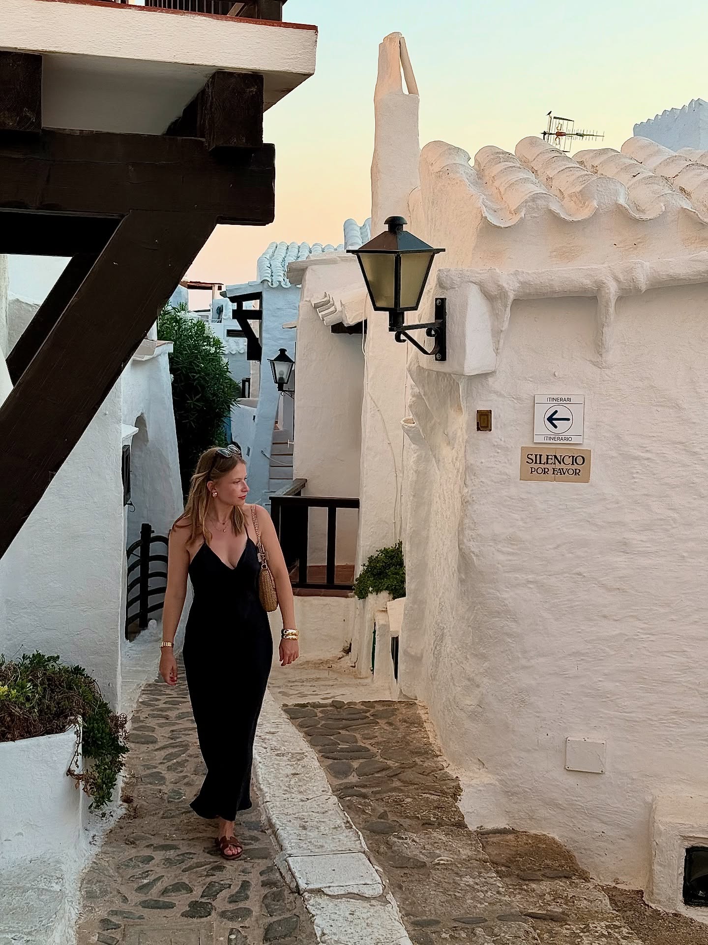 greek vibes 🧿🐚💙
#binibeca #menorca #islasbaleares #sunset #minorque #espagne #spain #travelphotography