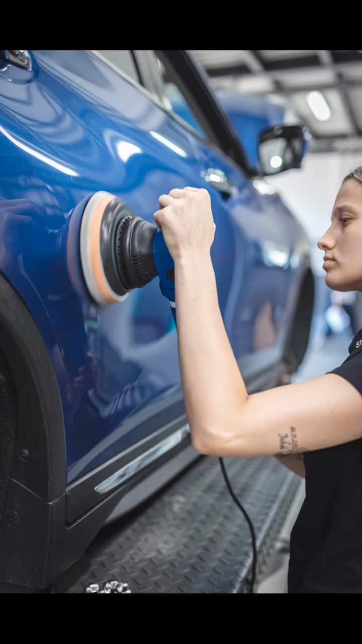 Business | Portfolio
Stierli Automobile AG
Für die Autogarage Stierli AG durfte ich in Zofingen und Sursee ein Fotoshooting umsetzen.
Neben Businessportraits entstanden auch Moodbilder für die neue Homepage. Die Arbeitsumgebung war beeindruckend: alles sauber, ordentlich und bestens organisiert. Das Team war freundlich, fleissig und hat mit viel Engagement zum Gelingen beigetragen.
Die Autogarage feiert dieses Jahr ihr 70-jähriges Jubiläum – ein starkes Zeichen für Beständigkeit und Vertrauen. Im Fokus standen dabei die Hauptmarken Volvo, Nissan und Hyundai.
#BusinessFotografie #Moodbilder #PortraitFotografie #Zofingen #Sursee #AutogarageStierli #Volvo #Nissan #Hyundai #BusinessPortrait #Unternehmensfotografie #SchweizerFotograf #70JahreStierli