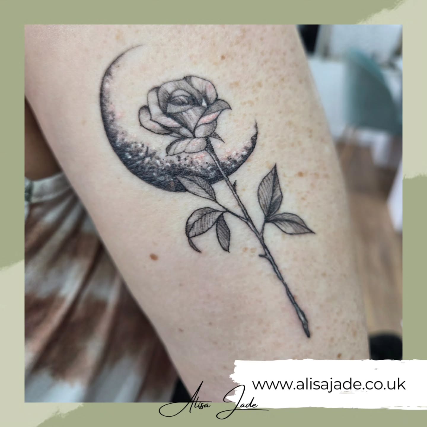 🌹🌙 Would you wear your heart as a rose, and soul as the moon? 😍
Slowly getting back into tattoos 💚 so excited to grow this side of my business 😄
Follow me on Instagram @alisajadetattoos to see more of what i do..
#tattooist #tattoostudio ##abbeyhulton #tattoosfromhome #homestudio #tattooideas