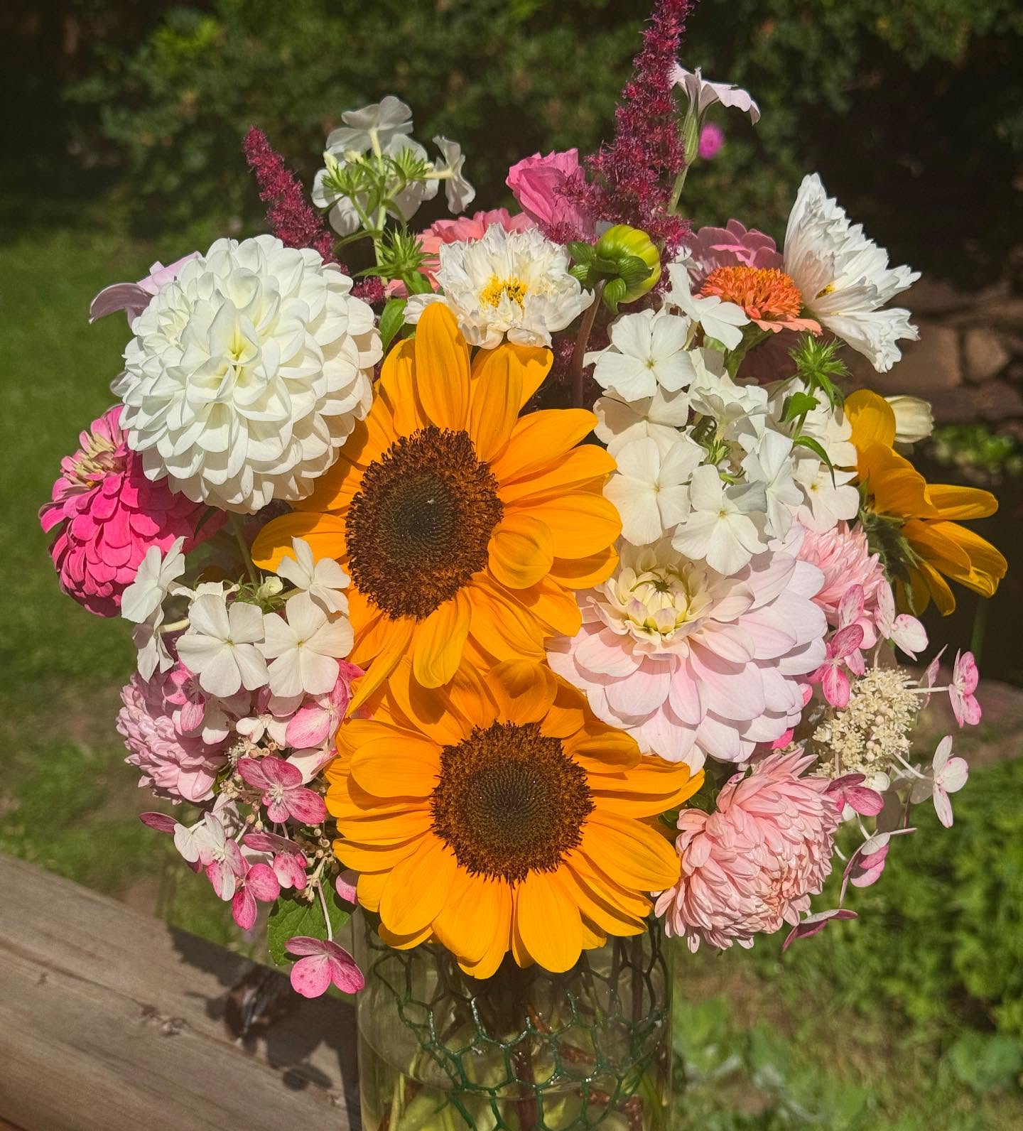 Our gardens are loving the end of summer heat!☀️
We will have bouquets and vase arrangements stocked on our website from now until the first frost (which is hopefully a long ways away🤞🏼)