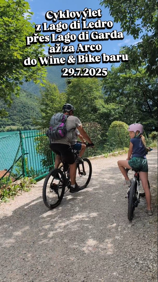 Tak tohle jsme "trochu" přehnali. Lago di Ledro jsme opouštěli až po poledni, protože jsme se ještě koupali, a tak jsme do našeho cíle v @bikeandwine dorazili až půl hodiny před zavíračkou v 17:30. Viki byla tak unavená, že tam po dortíku usnula v křesle pod hrozny 🙈...
Jenže já měla ambice tam dojet, protože jsme tady byli s kamarádkou Gabkou, jejím manželem a synem Vojtou s dětmi ještě v chariotu před lety a od té doby ještě jednou a mám tohle místo zkrátka plné #nostalgie...
Jenže poslední autobus z Rivy dnaLedro jel v 19:06 a navíc podle propozic neměl brát e-biky... Takže plan byl, že Marian s Maxem pojede autobusem a my na ně s Viki počkáme v Rivě, kam pro nás dvou až svalí obytku...
Jenže... Čekali nás i dobrodružství, protože jsem se cestou do Rivy zasekla, zbytek rodiny mi ujel a já se ztratila.
Všechno zlé bylo ale k něčemu dobré, protože jsem tím pádem jela rychlejší cestou přes hlavní komunikace a dojela na autobusové nádraží ještě part minut před odjezdem autobusu. Jen díky tomu jsem mohla hodného italského rodiče ukecat, aby dalších 6 minut počkal, než dorazil zbytek rodiny. Borec byl fakt skvělý a ve stylu "maňana, nikam nespěchám a jsem v poho", na ně nejen počkal, ale nakonec naložil i můj a Viki e-bike a fičeli jsme do Bezzeccy, kde jsme ještě stihli večeři v místním baru u hřiště...
Nakonec z toho byl super truper celodenní 44+ km dlouhý výlet s návratem za setmění.
#vděčnost
#vimteamcz #visititaly #cyklistika #cyklovylet #cyklotrasy #mtbkids #emtb #ebike #ebiking #lagodiledro