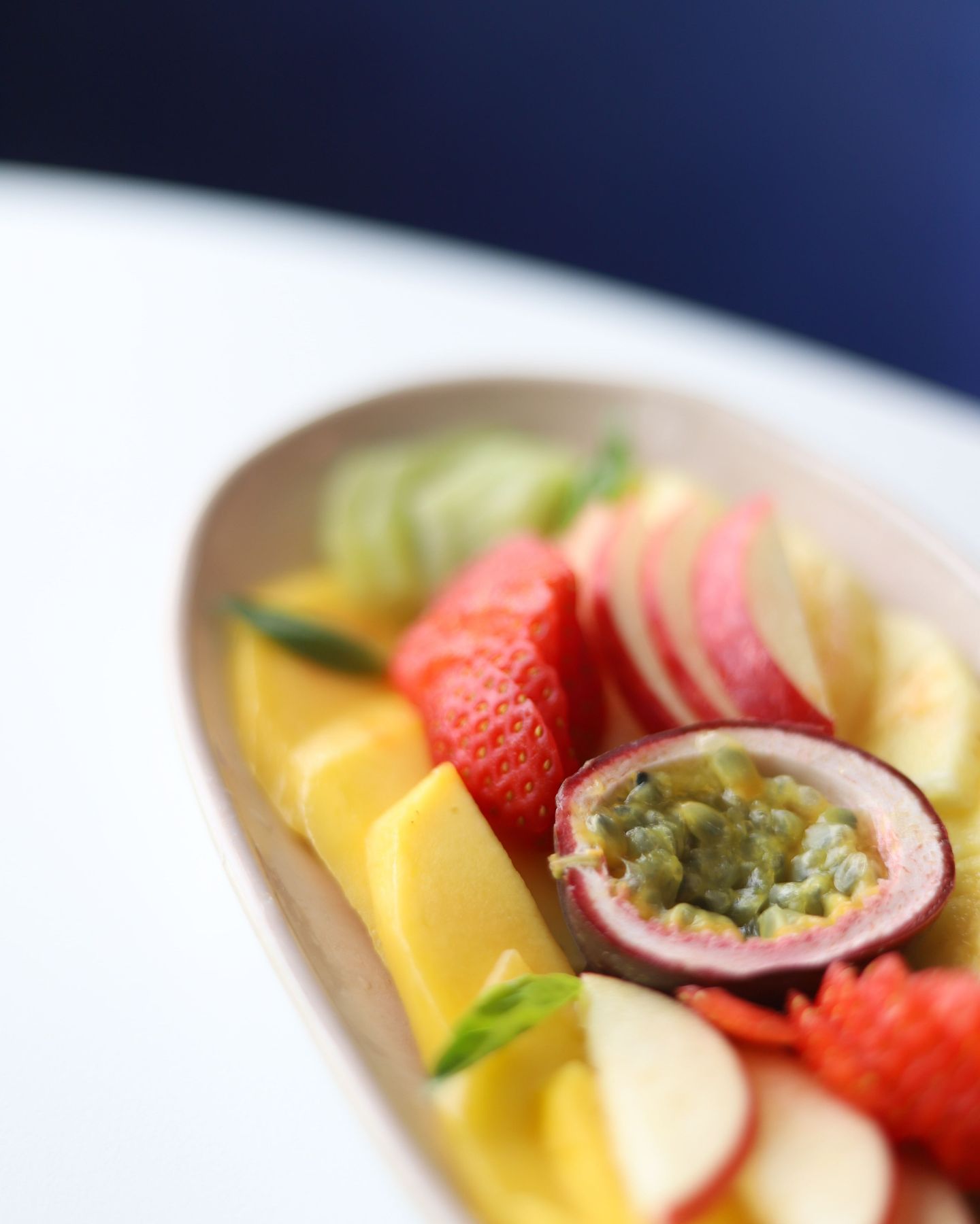 Envie de finir votre repas au Belvédère par une touche de fraicheur ? Notre assiette de fruits de saison est l'option idéale 🍓