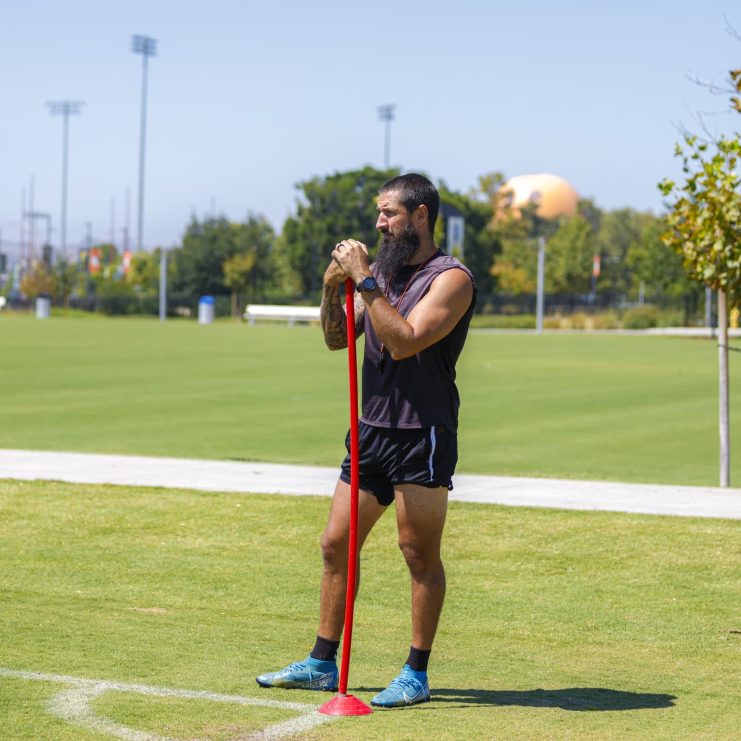 Cali sun, Cali runs, Cali fun ☀️🏃🏽♂️⚽️🌴
.
Grateful for every dark night that led to these bright days.
.
Grateful for every second I get around this beautiful game.
.
Grateful to get to serve the next generation of players.
.
Grateful for all the guys around me🫶🏼
.
.
Grateful to get to Walk The Talk.
.
.
.
📸: @golo_sports
and @lizarphoto
.Thank you both for capturing my adventure🙏🏼
.
.
.
#WalkTheTalk #KeepGrindin #1stphormsoccer #SoccerCoach #CaliforniaLife #CaliVibes #CoachingLife #SoccerTraining #GoldenState #WestCoastBestCoast #SoccerGrind #Grateful #SoccerFitness #PlayerDevelopment #AthleteMindset #SoccerGrind #PerformanceCoaching #TrainHardPlayHard #FootballLife #GratefulHeart #CaliforniaDreaming #WorkAndPlay #SoccerLife #CaliSunshine #CoachingJourney #PositiveVibesOnly #Blessed #LiveTheDream