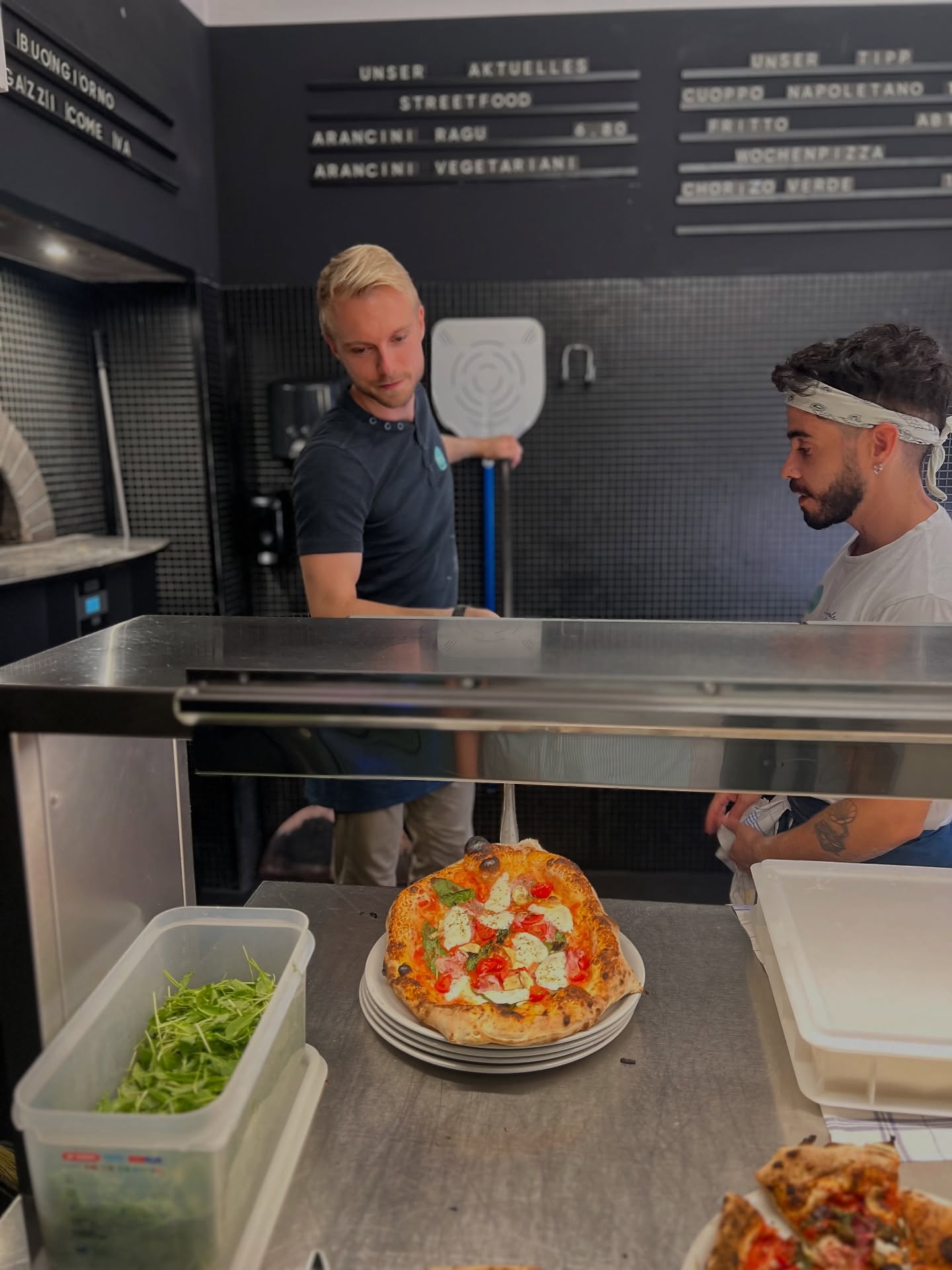 Pizza is served. 🍕 Maurice just made his very first Neapolitan pizza at Scuola Volante… and if you ask me, it looks pretty amazing. 👌🔥
#scuolavolante #pizzaschool #pizza #thepizzaguy #discovolante #prontovolante #wien #vienna #pizzaworkshop #pizzaworkshops #foodie #pizzalovers #cookingschool #pizzatime #pizzaexperience #neapolitanpizza #authenticpizza #homemadepizza #createandbake #fromscratchwithlove