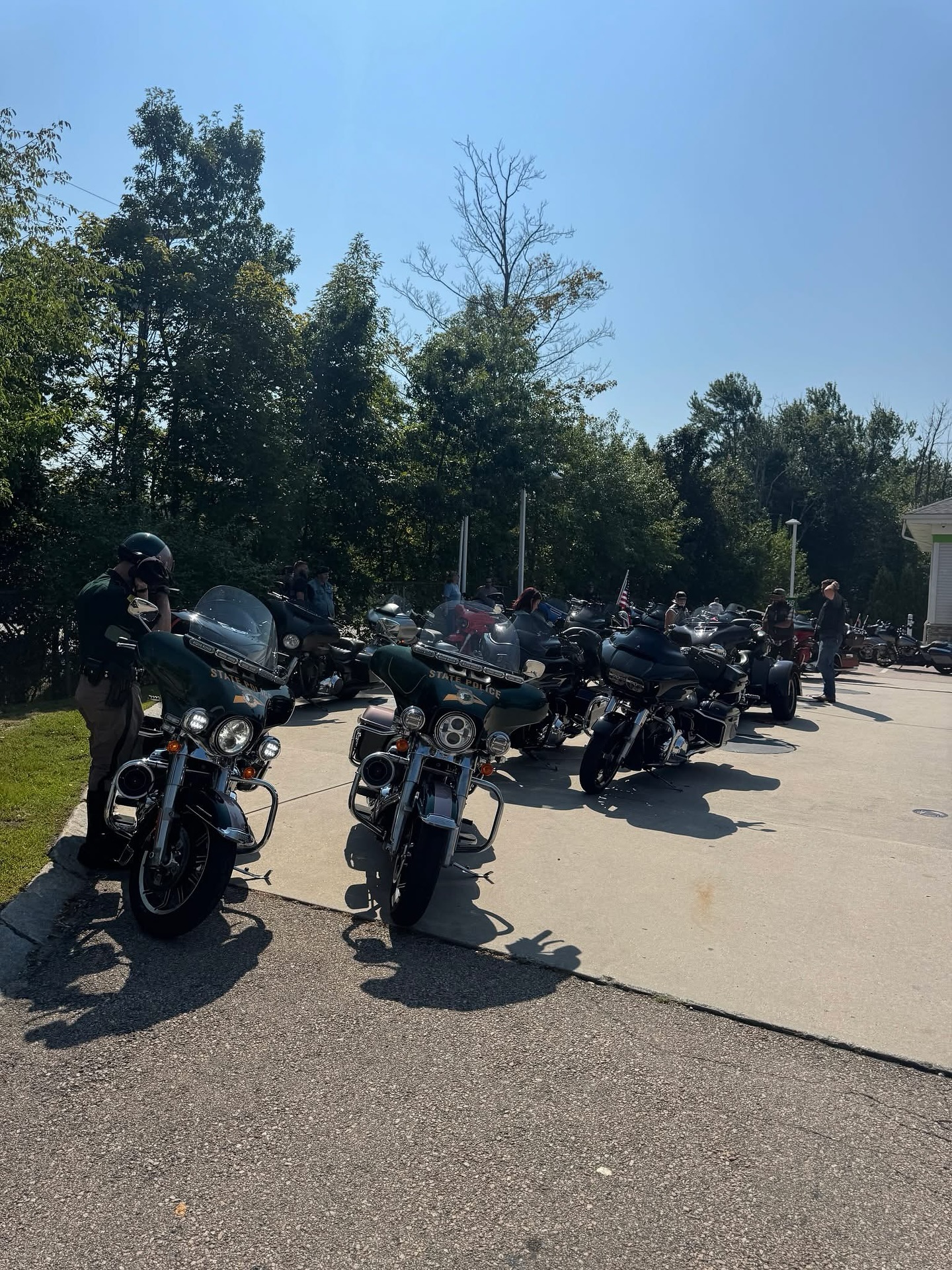 Another rewarding Rally for a Cause is in the books! 🏍️☀️
With over 35 riders hitting the road, delicious food donated by @stumbleinn_ , and exciting raffles from generous local businesses, our community came together once again to make a difference.
Thanks to everyone’s support, we raised close to $10,000 for this year’s charity recipients:
💙 @hope4nh – providing resources and support for those facing addiction or substance abuse.
🐾 @operationdeltadog – rescuing shelter dogs and training them to assist veterans living with PTSD.
A HUGE thank you to our riders, donors, and sponsors who make this event possible every year. We’re already looking forward to seeing you all again next year!
#MetroCares #Charity #Community