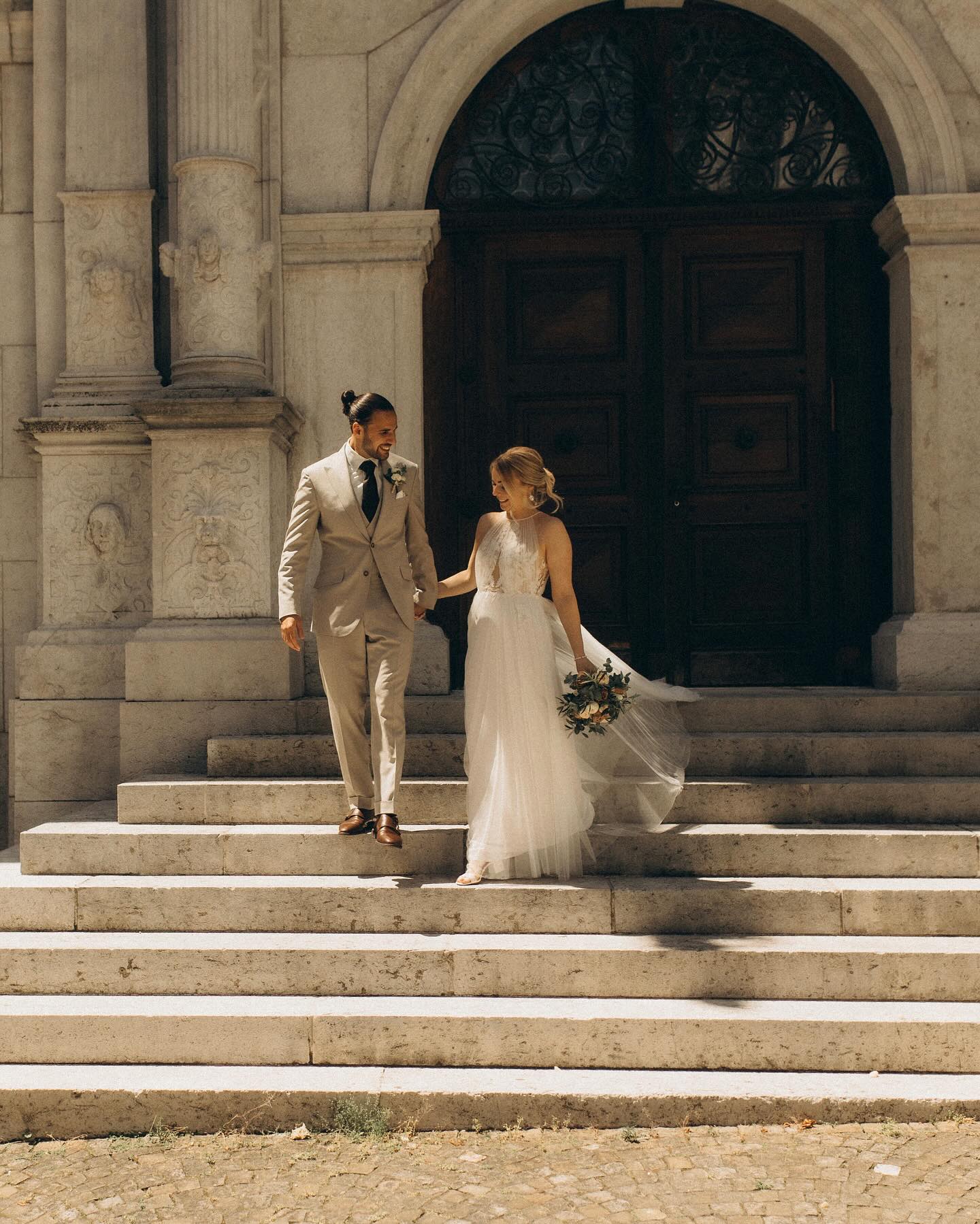 The Wedding of B&A once again showed me so clearly what the real essence of a wedding is. It’s not about pinterest like decoration, not about more or more expensive or even fancier. Don’t get me wrong, pinterest is great for inspiration but you can also get lost just as quickly.
These two’s day was so easy and relaxed & I think you can see how much they enjoy it. Because that’s what it’s all about, spending a wonderful day together with your loved ones. Celebrating love together, laughing, crying and cherishing your time together. That’s what it’s all about, don’t let social media tell you otherwise 💛