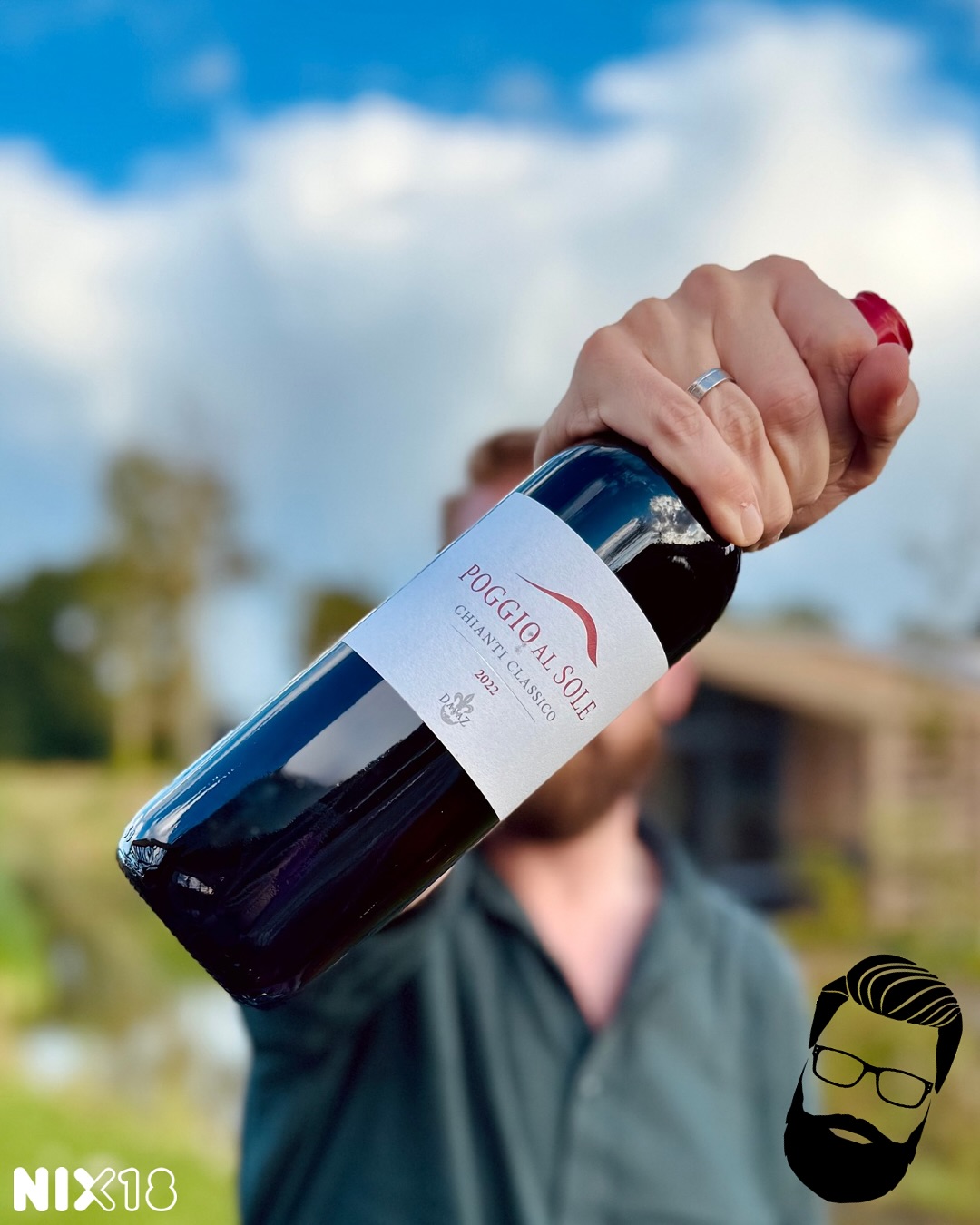 Chianti Classico, Poggio al Sole, Toscane, Italië
Een schoolvoorbeeld van Chianti? Jazeker. En dat met de zonnige ziel van Sangiovese! 🇮🇹🍷
We sluiten vandaag onze Toscane/Sangiovese themaweek samen met de @italiaansewijnshop af. En dat doen we in stijl met de klassieker der klassiekers: de Chianti Classico van Poggio al Sole. Boordevol Sangiovese met een vleugje Canaiolo, rechtstreeks uit het hart van Toscane.
Een mooie robijnrode wijn met aroma’s van verse kersen, aardbeien en frambozen. Daarbovenop een subtiel laagje kruiden, aardse aroma’s en een goeie stoot leer en tabak dat je meteen aan Toscane doet denken. In de smaak klopt alles. Mooie zuren, zachte tannines en heel veel smaak. Denk aan kersen en donkere bessen met wat chocola en tabak. Een hele mond vol! En die smaak blijft lekker lang hangen door een lange afdronk.
Combineer ‘m met klassiekers als bistecca alla Fiorentina, langzaam gegaarde stoof of een bord verse pappardelle met wildragù. Kortom: dit is Chianti zoals Chianti bedoeld is.
Onze beoordeling: 🍼🍼🍼🍼
Wij kregen ’m van @italiaansewijnshop. Daar kost ‘ie €17,95.
We schreven eerder over de druif zelf 👉Check de link in bio!
En zie je die haan op de fles? 🐓 Dat is de Gallo Nero, hét symbool van Chianti Classico. Hij staat er niet zomaar: eeuwen geleden woedde er een strijd over stadsgrenzen tussen Siena en Florence. De kraaiende haan besliste het startmoment, waarop uit elke stad een ruiter vertrok. Waar de ruiters elkaar ontmoetten, lag de grens. De Florentijnen lieten een zwarte haan expres hongerig rondlopen, zodat hij extra vroeg kraaide. Hun ruiter vertrok daardoor eerder dan die uit Siena en claimde bijna heel Chianti voor Florence. Sindsdien staat de trotse haan elke fles – jouw garantie dat er echte Chianti Classico in zit. 🍷🇮🇹
Deze fles is ter beschikking gesteld door de wijnhandel en is geen betaalde reclame.
#wijn #chianticlassico #poggioalsole #sangiovese #tuscanywine #italianwine #wijninspiratie #dewijnvaders #winelover #winestagram #wineenthusiast #vinoitaliano #proost #proost #wine #wineenthusiastlife #winefluencer #winelover #wineofinstagram #winestagram #instawine #dewijnvaders #wijn #vaders #prouddad #papa