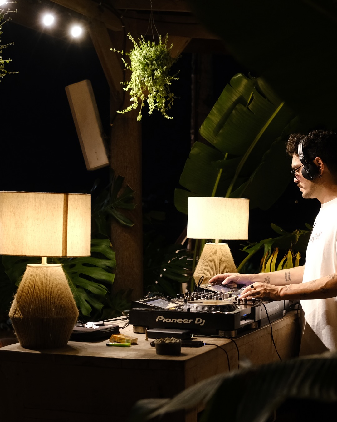 There’s confirm in repitition. Umbrellas, trees, loungers and a rhythm that never rushes you.