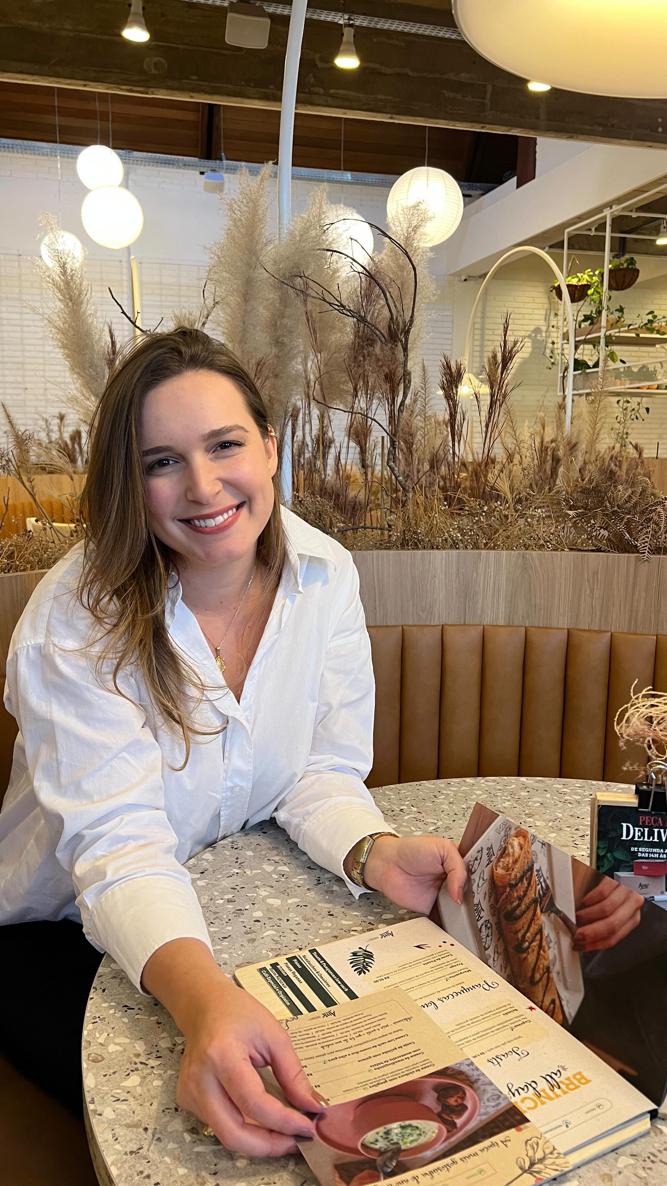 Nosso terceiro episódio de 3 cafés e 1 segredo! ☕️
Texturas contam histórias e no @amefuncional tudo tem verdade.
O concreto aparente, a pedra natural, a luminária de papel de arroz… Mesmo com uma base neutra, o espaço vibra.
Esse episódio me fez pensar muito nos nossos projetos.
A gente também trabalha assim: com sutilezas, sobreposições, contrastes suaves.
Porque não é só sobre uma cor ou uma forma, é sobre tudo o que elas despertam juntas.
Você já conhece o Âme? Me conta aqui nos comentários se esse lugar também te acolhe!
#blumenau #cafeemblumenau #cafeteria #arquiteta #arquitetura #arquitetaemblumenau #projetosdeinteriores