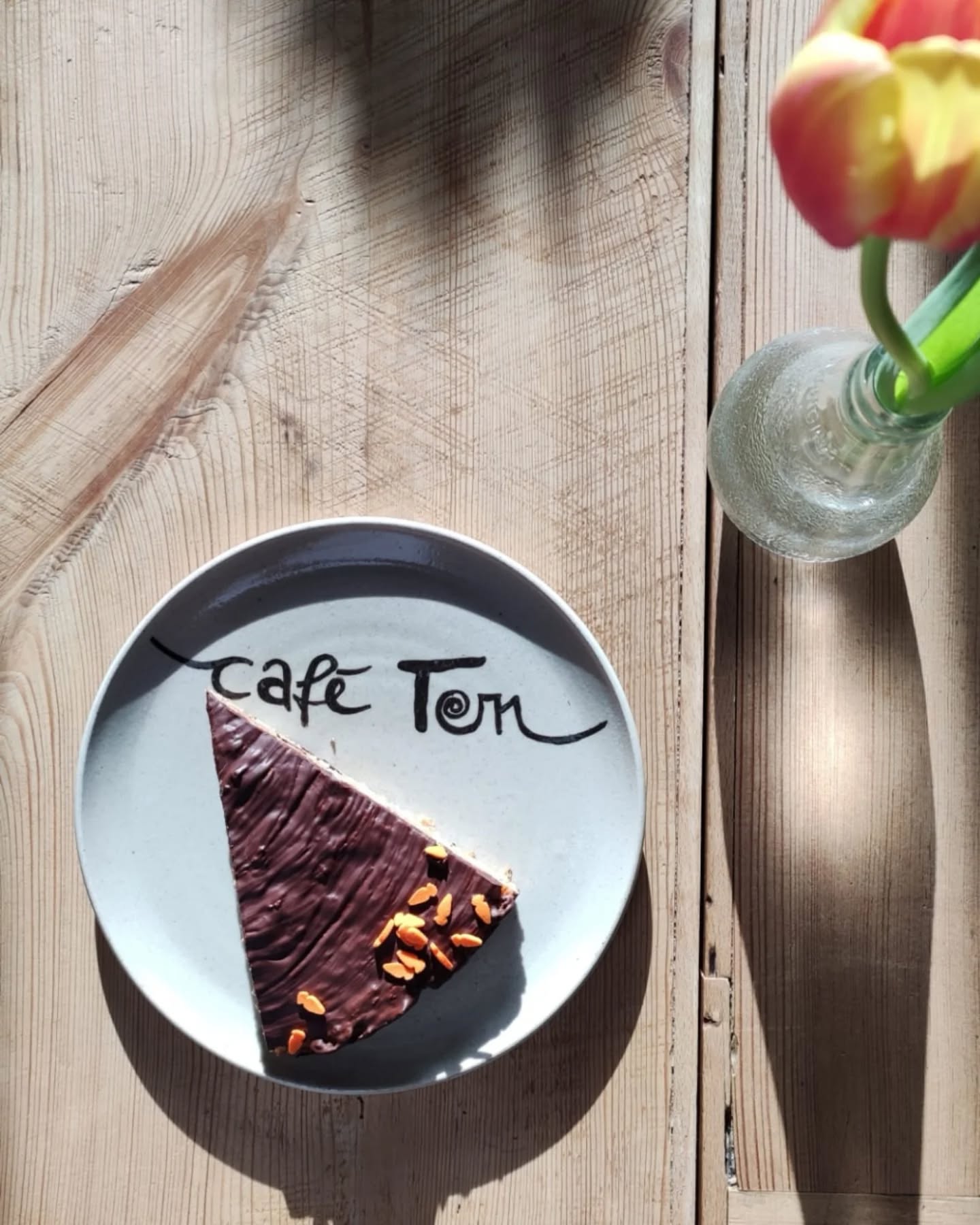 🥕 Rüblikuchen!
(vegan & glutenfrei mit Möhre, Apfel, Banane, Cranberries)
❤️ Bei uns im café Ton gibt es jedes Wochenende ein wechselndes Angebot hausgebackener Kuchen und besten Barista-Kaffee!
☕ Die Öffnungszeiten & Veranstaltungen für den laufenden Monat findet Ihr
im Highlight "Aktuelles" hier auf Instagram und auf unserer website (link in der Bio).
Wir freuen uns auf euch! ❤️
#caféton #fabrikschleichach #keramikwerkstatt
#kaffeeliebe #kaffee #barista
#kuchenliebe #kuchen