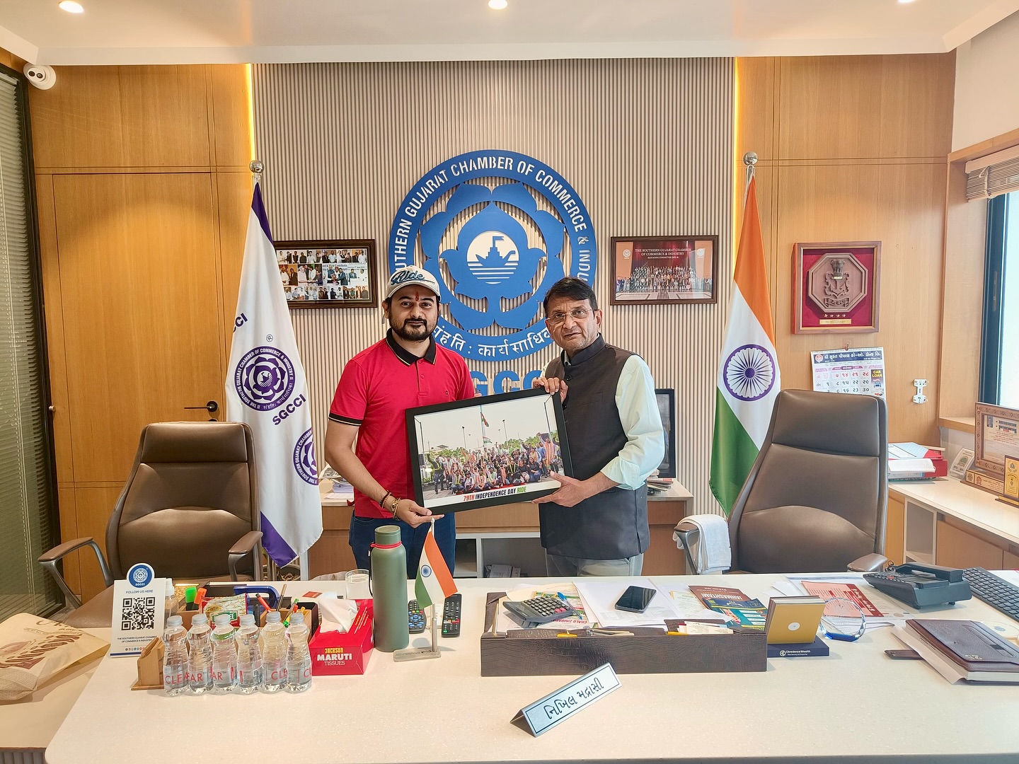Just a small gesture of gratefulness from our side to @surat.sgcci for the unforgettable Independence Day 2025.
SGCCI President Shri Nikhil Ji Madrasi receiving a small gift from TeamSBC President Pinank Prakashchandra Mashruwala.
#TeamSBC #SGCCI #Surat
