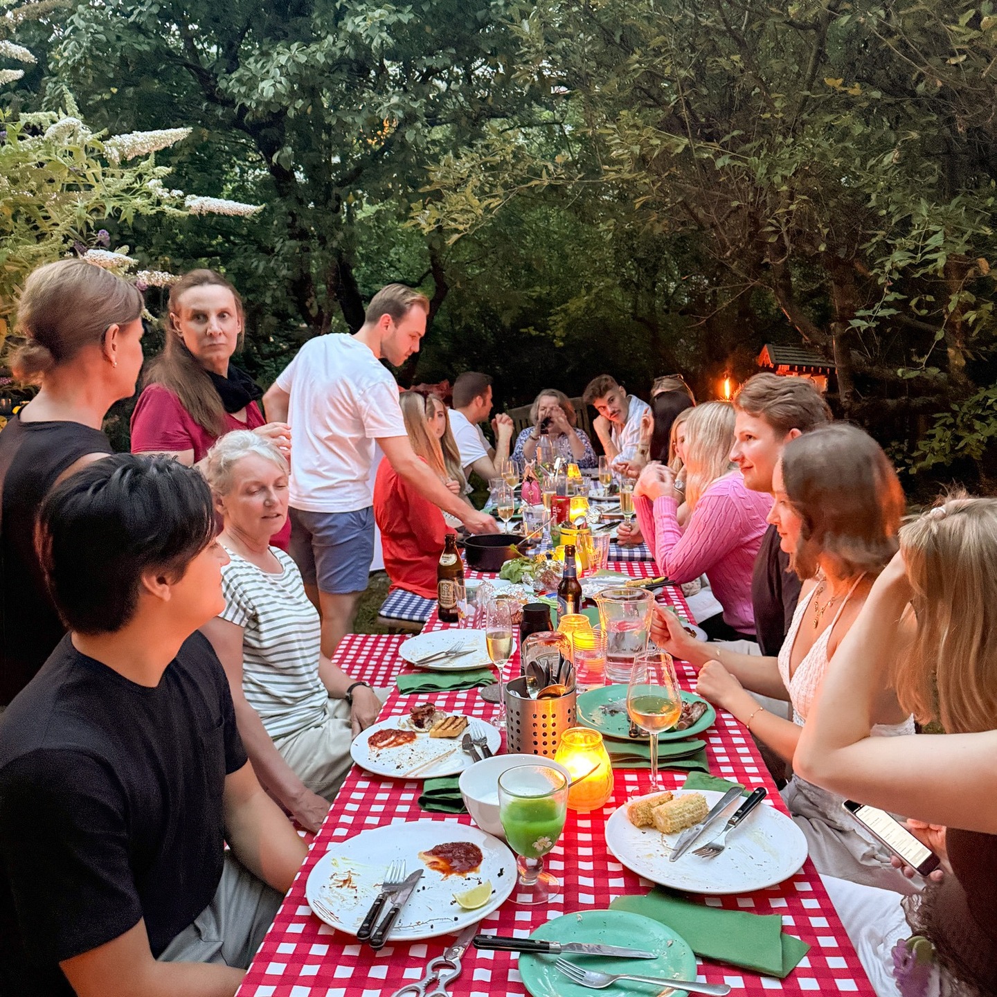 Sommer, Sonne, ADVICON! ☀️🍹
Unsere liebgewonnene Tradition: Sommerfest im Garten, jeder bringt etwas mit – und alle packen mit an. 💪🏼Ermöglicht durch unseren Geschäftsführer Dirk, der uns wieder seinen wunderschönen Garten geöffnet hat. 🌿
Ob Kuchen, Salate oder gute Laune – Teamwork schmeckt einfach am besten. 🥂🌿
#advicon #teambuilding #sommerfest #munchen