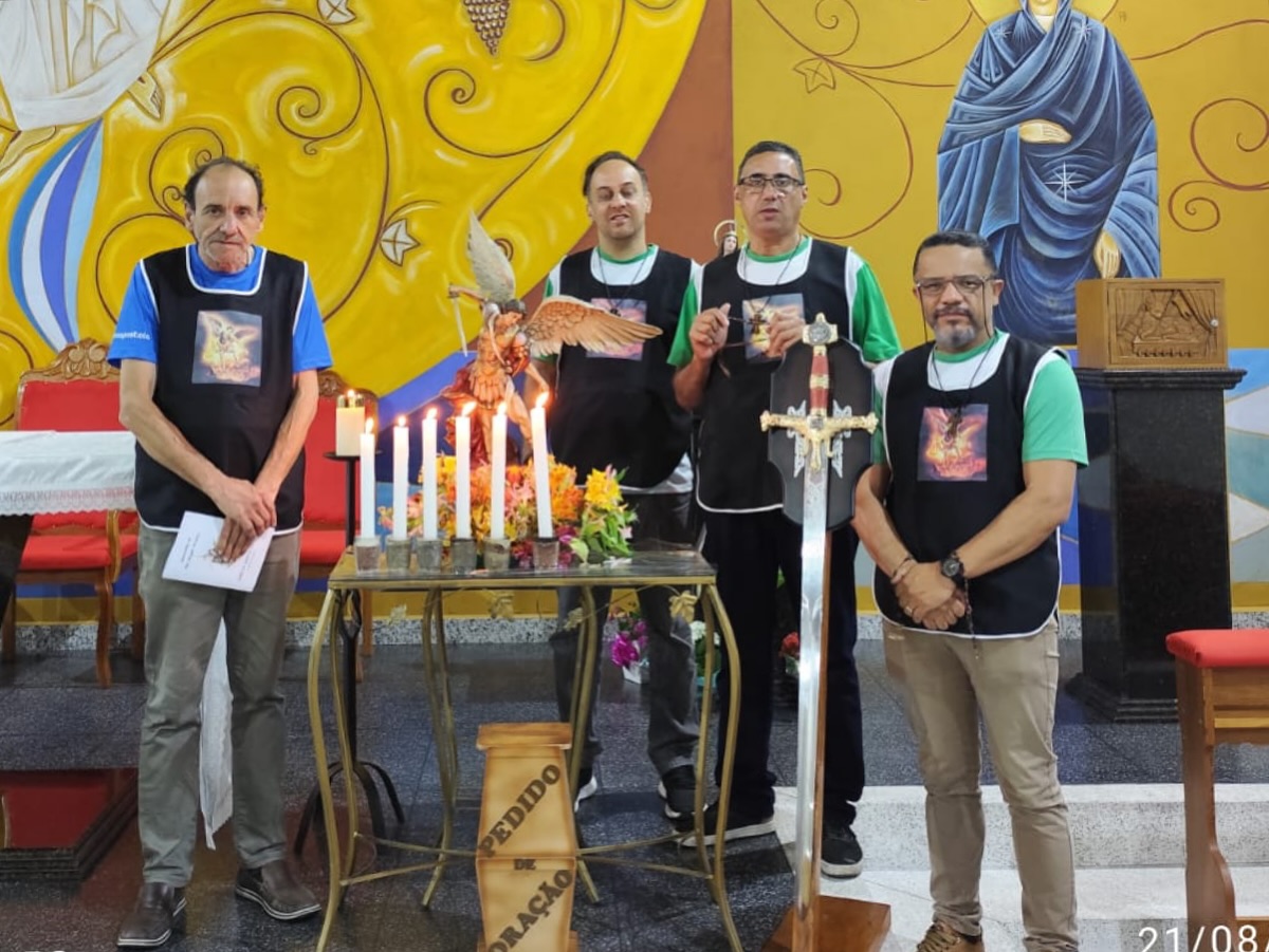 6º dia da Quaresma de São Miguel 🛡⚔️
(Quinta-feira 22/08)
A certeza da vitória de Deus em nossa vida por meio do Arcanjo São Miguel nos enche de esperança nesse tempo tão especial para a Igreja e para nós, seus devotos.
Quaresma em honra do glorioso Príncipe dos Anjos, nos colocamos debaixo de sua proteção e invocamos seu auxílio em nossas necessidades.
Que ao longo desses 40 dias tenhamos a graça de uma intimidade com Deus, por meio de São Miguel, e que os santos anjos nos acompanhem a cada dia!
PARTICIPE, hoje sexta-feira 22/08 7° dia às 20h.
⛪️Igreja Santa Luzia
📍Rua Clara Muchine Costa, 351 Jd. Saporito Taboão da Serra -
ℹ️Info: Tel: 11 4137-8399 WhatsApp: 11 4139-1821
#paroquiasaopedroapostolo #paroquiasaopedro #paroquiasaopedrotaboao
#pspa.#Rezeconosoco #IgrejaMatrizSaoPedroApostolo #IgrejaNossaSenhoradasGraças #IgrejaMariaMaedaIgreja #IgrejaNossaSenhoradeFatima #IgrejaSantaLuzia