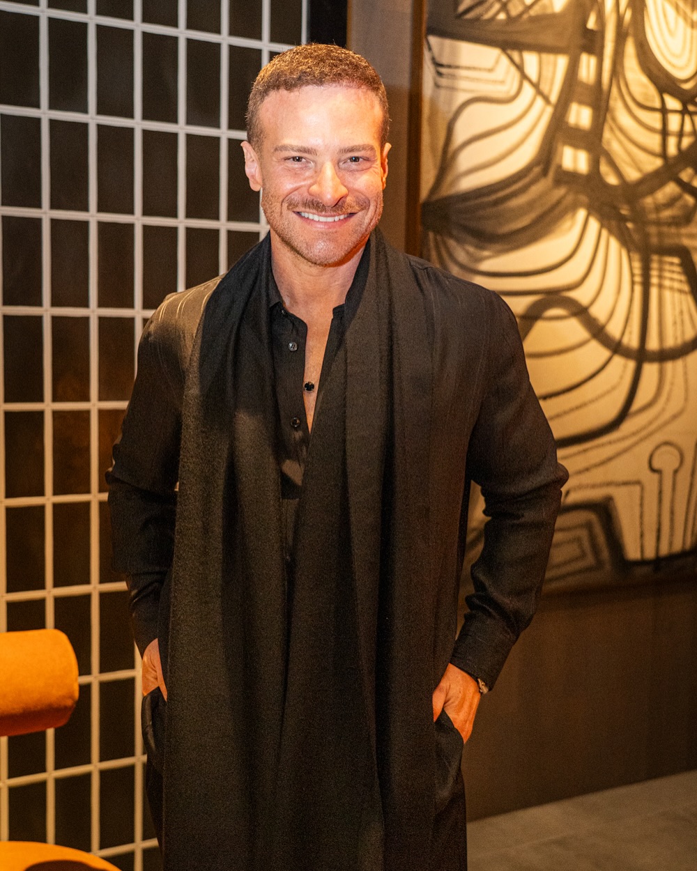 Mostra Artefacto 2025 | Viver com Arte
Uma nova janela para um mundo idílico, onde o design se encontra com a produção artística contemporânea.
Ambientes que traduzem ideias escapistas e uma leitura intelectual, agregando valor estético e ergonômico ao mobiliário da marca.
Nesta edição, assinam os espaços:
Ana Claudia Guerra & Phillippe Siarcos • Ana Laura Holler & Alex Araújo • Fernanda Eicke • Granatti Studio • Handry Roth • KZA Arquitetura • Lili & Georgea Golunski • M.Hausen Arquitetura • OSA – Osvaldo Segundo Arquitetos • Patricia Furukawa Arquitetura e Design • Tufi Mousse Arquitetura.
Design e arte em diálogo, transformando cada ambiente em pura expressão artística.