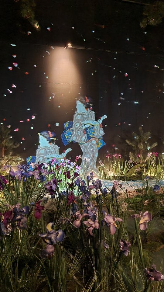 Originaire d'Amérique du Sud, le réalisme magique est un courant littéraire (et artistique) du XIXe siècle qui mèle réalité et éléments surnaturels, empruntés au folklore local. Dans les années 50, il devient même un instrument de satire sociale.
1. Le Royaume de ce monde (1949), Alejo Carpentier
C'est le roman qui aurait fondé le réalisme magique. Il dépeint la révolution haïtienne à travers le regard de Ti Noël, un esclave noir, sous fond de fantasy.
2. Cent ans de solitude (1967), Gabriel Garcia Marquez
Le chef-d'œuvre absolu du réalisme magique ! On part sur l'histoire de la famille Buendía dans le village fictif de Macondo. Chaque membre de la famille - bien poissard - vit un destin marqué la fatalité.
Le récit mêle des événements historiques, comme les guerres civiles et la colonisation, à des éléments surnaturels comme la lévitation ou les esprits.
3. La Maison aux esprits (1982), Isabel Allende
Une autre saga familiale avec des personnages dotés de pouvoirs surnaturels ! Le fantastique est utilisé pour aborder la dictature et les bouleversements politiques au Chili.
4. Comme l’eau pour le chocolat (1989), Laura Esquivel
Ce roman mexicain mèle cuisine, amour et magie. On suit les aventures de Tita, une jeune cuisinière mexicaine, dont les émotions se transmettent par la cuisine.
5. Pedro Páramo (1955), Juan Rulfo
Le roman s’ouvre avec Juan Preciado, un jeune homme qui se rend à Comala, un village perdu au Mexique, pour retrouver son père, Pedro Páramo, qu’il n’a jamais connu. Le problème ? Les villageois sont des âmes errantes, prisonnières du village. C'est l'un des premiers romans du genre à mettre en scène le monde des morts comme étant un monde parallèle à celui des vivants.
Envie de découvrir des histoires du même style ? Ça tombe bien, puisque le premier tome du Bureau des Âmes (La Dame en noir) sort aux @editions_octoquill cet automne !
Mots-clés : littérature de l'imaginaire - réalisme magique - fantasy - auteurs classiques - écrivains - romans
Hashtags : #littérature #fantasy #roman #litteraturedelimaginaire #realismemagique #bookstagramfrance #bookstagramfr #bookstagram