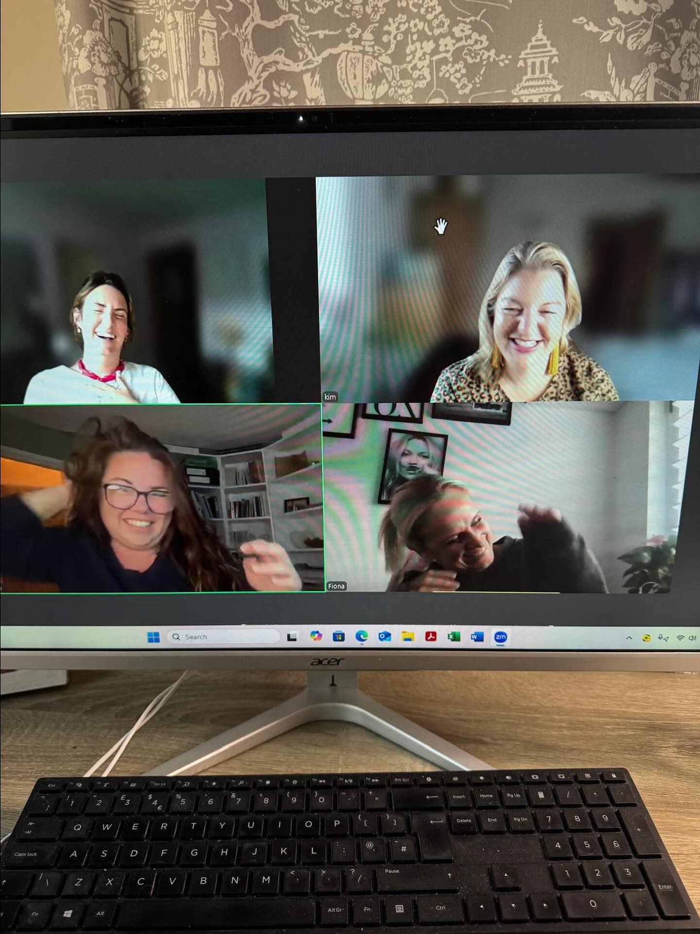 When @kim_hodgins_style connection freezes on us all in our @styled.by.susie team meeting.
So good to have a catch up, good giggle and plan for the new season. Love these ladies.
#personalstyling #dreamteam #womeninbusiness #lovemyclients