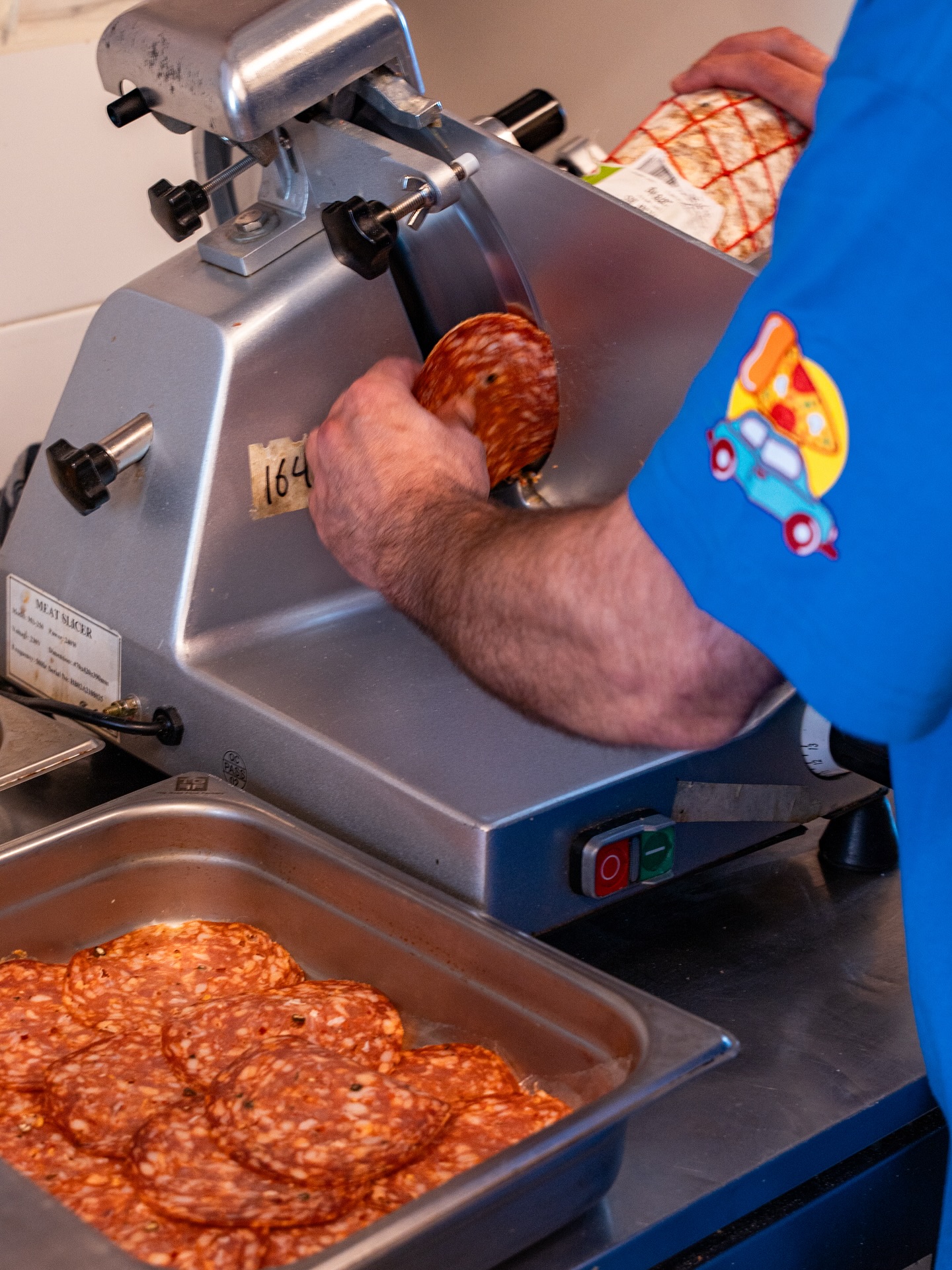 Freshly sliced perfection! 🥓🔪 Our deli slicer makes sure every piece of meat is cut just right — thin, tasty, and ready to enjoy. Perfect for sandwiches, pizza toppings, or a delicious charcuterie board.
#FoodPreparation #salami #Italianfood #pizza #Charcuterie