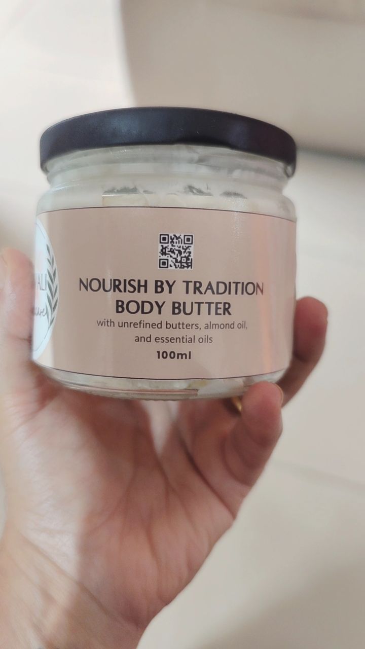 Meet Taravali’s Nourish by Tradition Body Butter!
Made with unrefined pure butters, almond oil, and essential oils, this jar is all about timeless nourishment, straight from tradition.
Special thanks to @akanksha.purohit14 for helping me land on the perfect name ♥️
Unlike other butters and lotions that come perfectly leveled, mine are packed in scoops. Yes, scoops.
Sometimes a little uneven, sometimes delightfully messy, but always full of love. Because for me, skincare isn’t about looking factory-made, it’s about feeling home-made.
Think of it like food at home vs. food at a restaurant: one is plated to perfection, the other is served with soul. That’s the charm of Taravali. That’s the care in every jar. ♥️
What looks a little disheveled is actually my way of saying, “Here’s love, not a label.”
And honestly? That feels pretty perfect. 💛 Wouldn't you agree?
With gratitude,
Lakshita Bharath