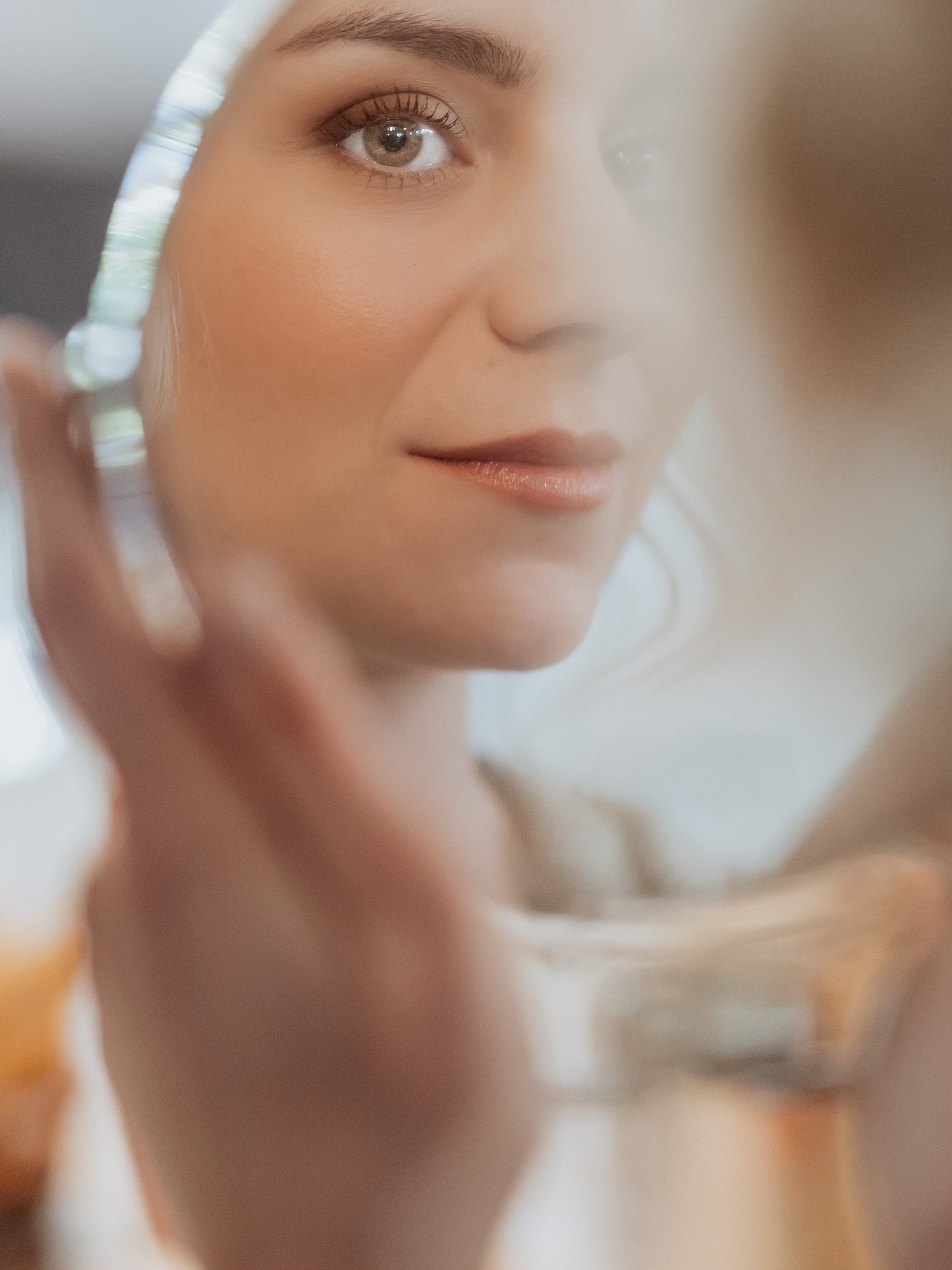 ✨ Glow von innen & außen ✨
Die 5 wichtigsten Beauty-Steps für jede Braut 👰💍 – mit Kollagen für strahlende Haut am großen Tag 💖
1.Kollagen & Ernährung von innen 🥤✨ – für straffe, strahlende Haut und gesunden Glow.
2.Intensive Hautpflege 🧖♀️💧 – Feuchtigkeit, Seren & Masken für glatte, frische Haut.
3.Gesunde Haare & Nägel 💇♀️💅 – Pflegekuren & Biotin für glänzendes Haar und perfekte Nägel.
4.Regelmäßige Behandlungen 💆♀️🌸 – z. B. Facials, Peelings oder Massagen für ein ebenmäßiges Hautbild.
5.Beauty Sleep & Stressbalance 😴🕊️ – ausreichend Schlaf, Entspannung & kleine Auszeiten für frische Ausstrahlung.
📸 @angelika.wagener
💖 @deesse_cosmetics_partner
#BridalGlow #WeddingReady #CollagenBeauty #Braut2025 #HautpflegeRoutine #collagenbeautybooster #bridegettingready #brautstylingchiemgau #mariasfrisurenwerkstatt #makeupartist #visagist #déessecosmetics